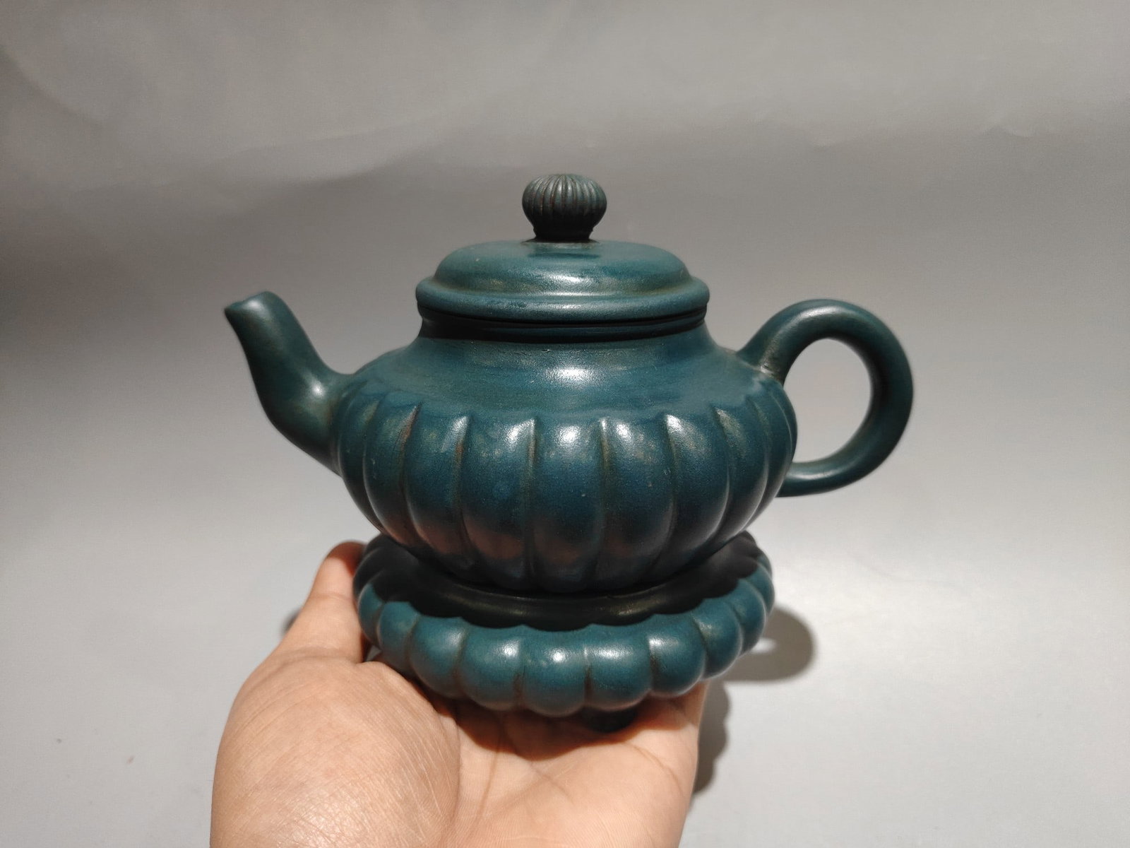 Ribbed Tray Pot: Product Name: Ribbed Tray Teapot (Low Style) Brand: Gu Jingzhou Size: 17 x 13 cm Capacity: 280cc Clay: Republic of China Green Clay Provenance:from the collection of George Stopher, Kent, purchased