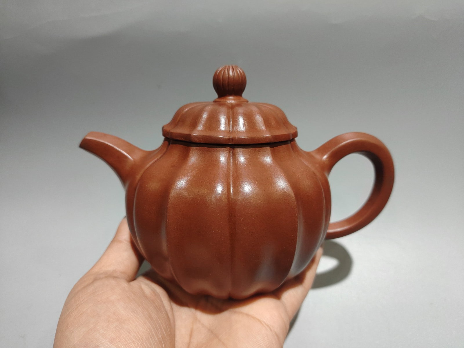 Ribbed Ball Pot: Product Name: Ribbed Ball Teapot (Lower Version); Brand: Jin Ding; Size: 16 x 12 cm; Capacity: 320cc; Clay: Original Old Purple Clay Provenance:from the collection of George Stopher, Kent, purchased f