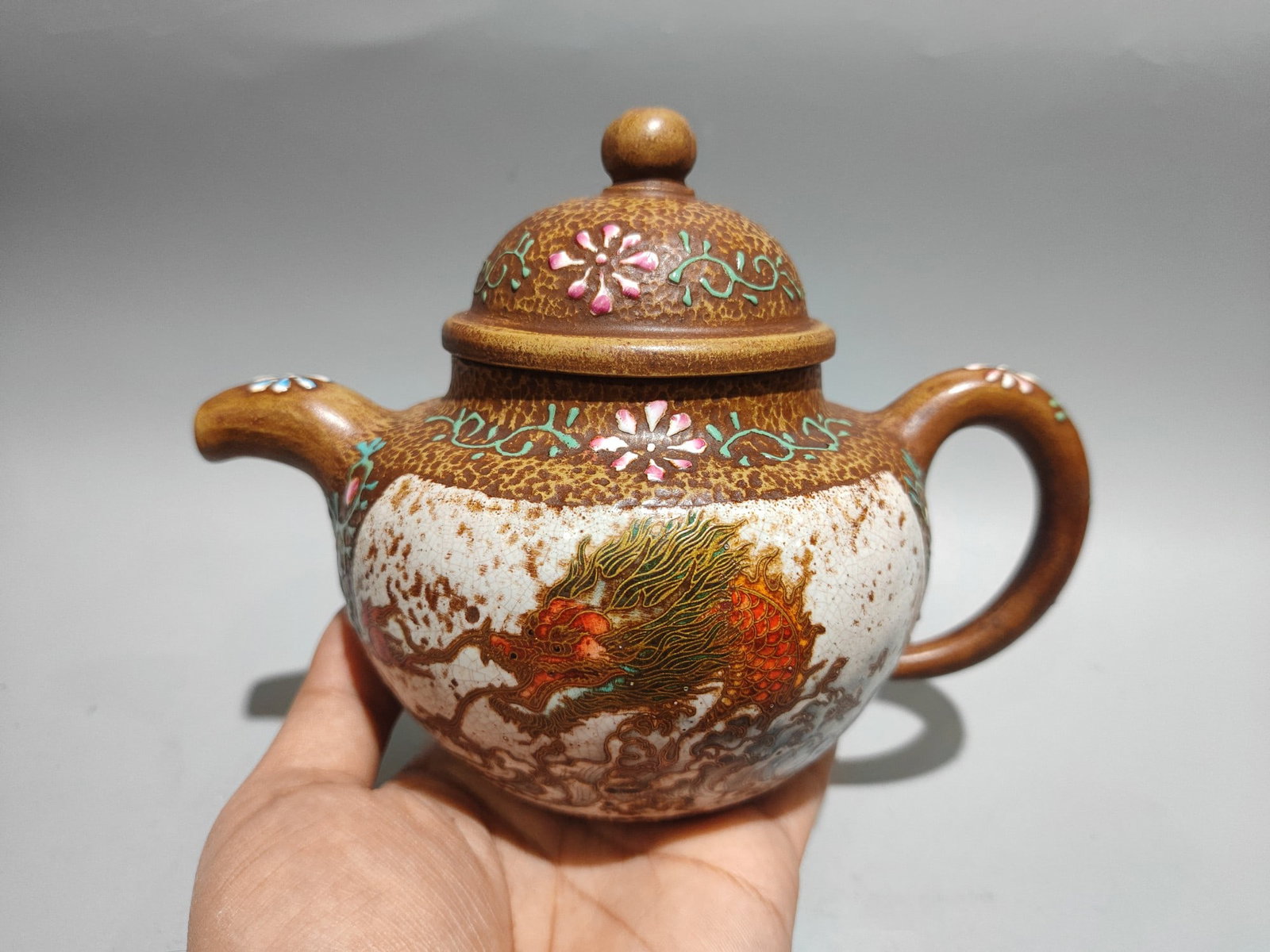 Pointillism Pouring: Product Name: Pointillist Ball Teapot (Low Style) Brand: Lu Xixi Size: 19 x 14 cm Capacity: 360cc Clay: Original Yellow Sand Clay Provenance:Private collection from a professor in University of