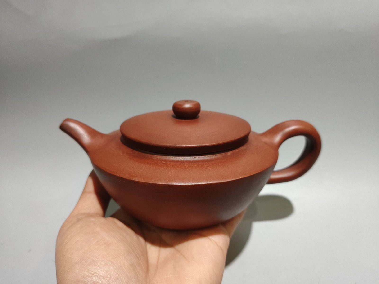 Han flat pot: Product Name: Han Flat Pot; Bottom Mark: Chen Mansheng, Amantuo Studio; Size: 20 x 8 cm; Capacity: 380 cc; Clay: Original Red Clay Provenance:Private collection from a professor in University of