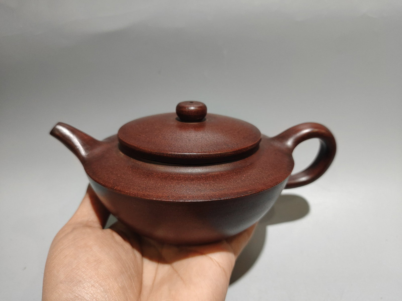 Han flat pot: Product Name: Han Flat Pot; Bottom Mark: Shi Dabin; Size: 20 x 9 cm; Capacity: 380 cc; Clay: Original Red Clay Provenance:Private collection from a professor in University of Nottingham. We have an