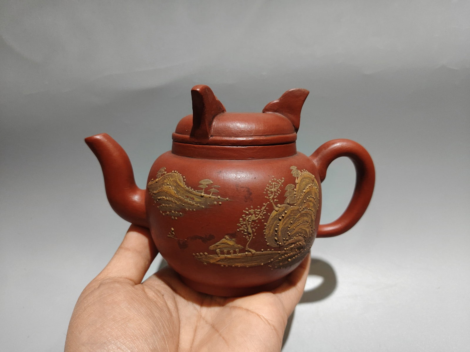 Mud-painted three-legged teapot: Product Name: Three-Legged Teapot with Painted Top; Bottom Mark: Shao Youting; Size: 17 x 11 cm; Capacity: 300cc; Clay: Original Red Clay Provenance:Private collection, Liverpool, The United Kingdom.