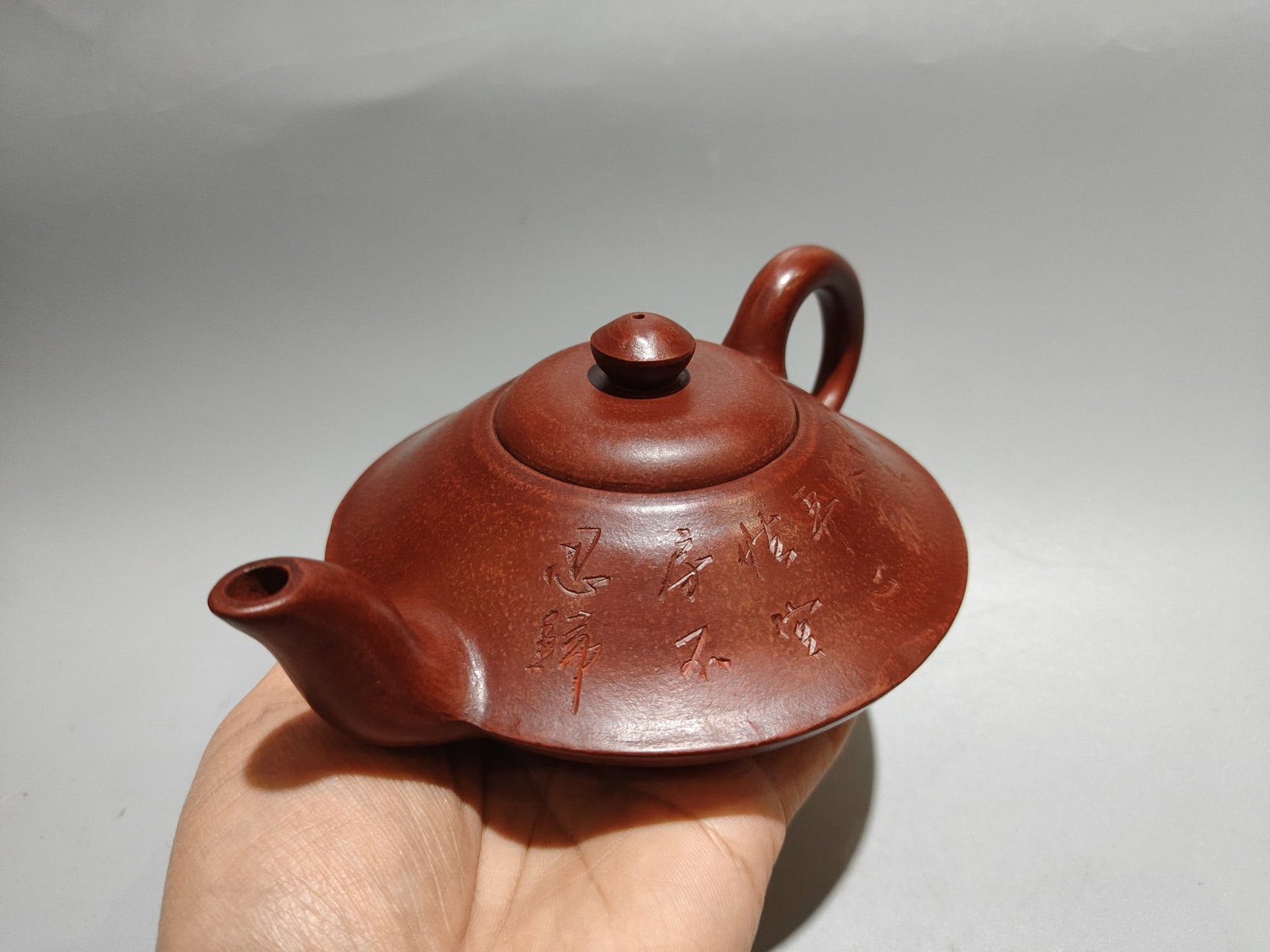 Engraved flat pot - 2