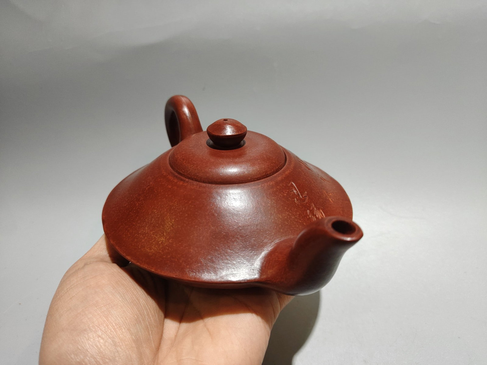 Engraved flat pot - 5