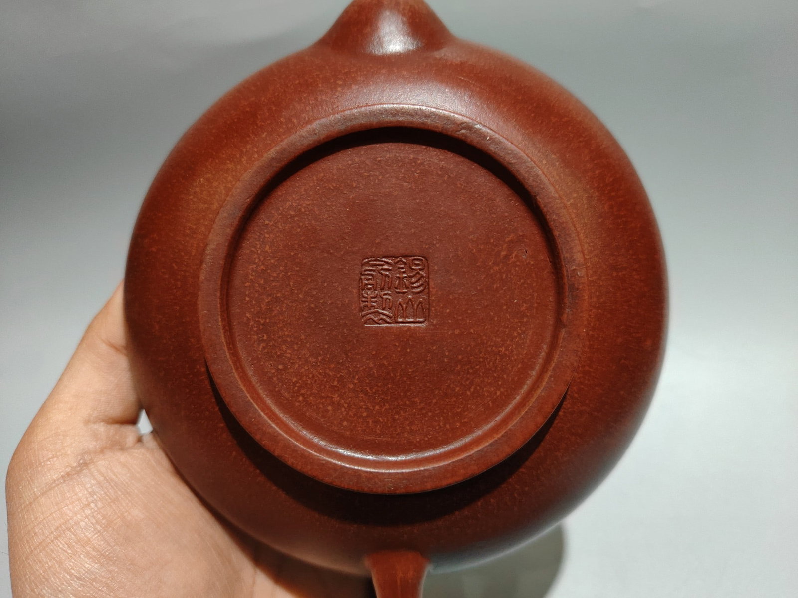 Engraved flat pot - 9