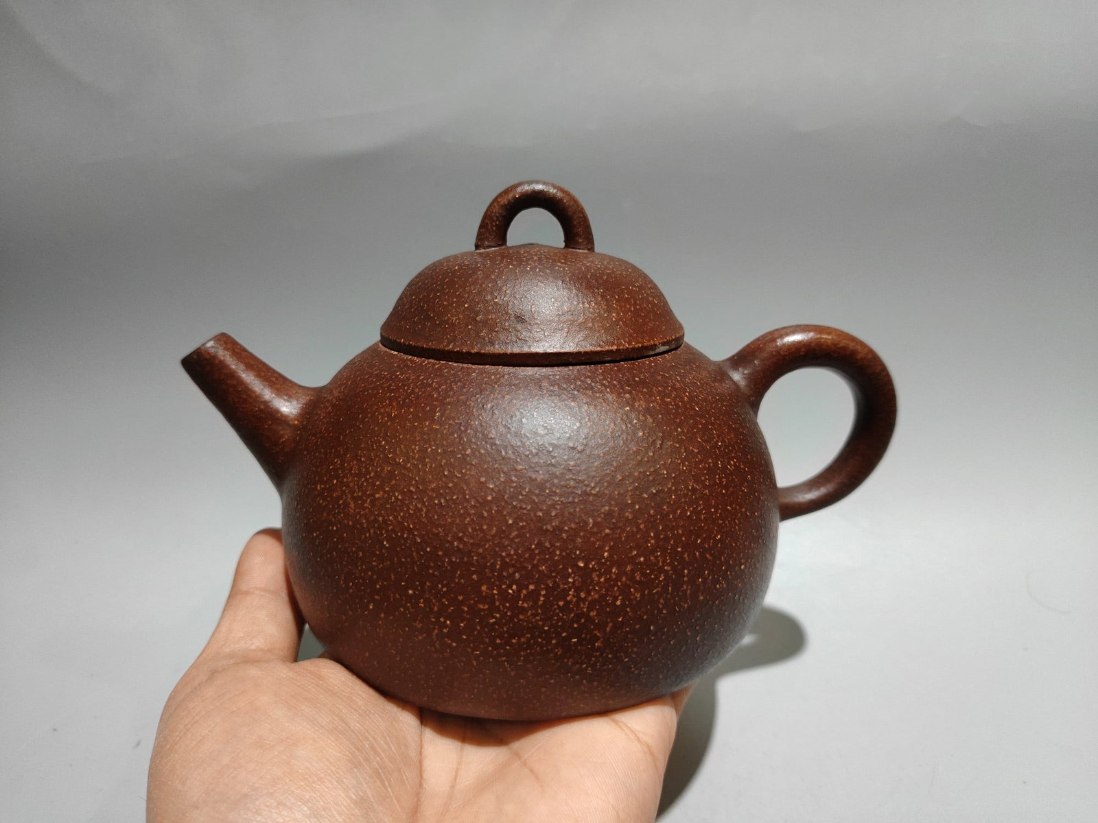 Half-moon pot: Product Name: Half-Moon Teapot Bottom Mark: Chen Mansheng, Amantuo Studio Size: 18 x 11 cm Capacity: 400cc Clay: Original Jiangpo Clay Provenance:Private collection, Liverpool, The United Kingdom. We