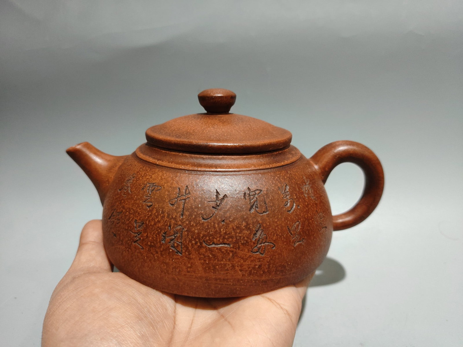 Half-moon pot: Product Name: Half-Moon Teapot; Bottom Mark: Xu Youquan; Size: 18 x 9 cm; Capacity: 400cc; Clay: Original Jiangpo Clay Provenance:Private collection, Liverpool, The United Kingdom. We have an