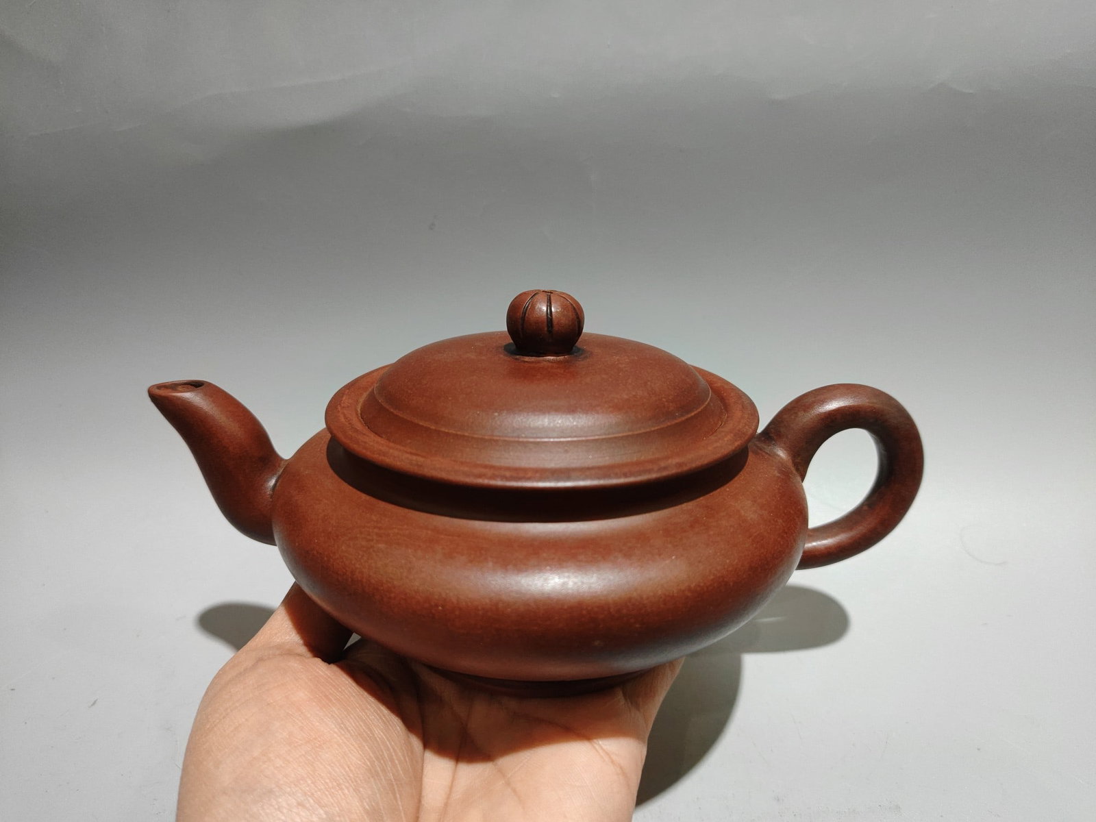 Flat-lid horizontal teapot: Product Name: Flat-lid horizontal teapot; Bottom Mark: Made by Shao Jingnan; Size: 20 x 10 cm; Capacity: 380 cc; Clay: Original ore red clay Provenance:Private collection, Liverpool, The United Kingdo