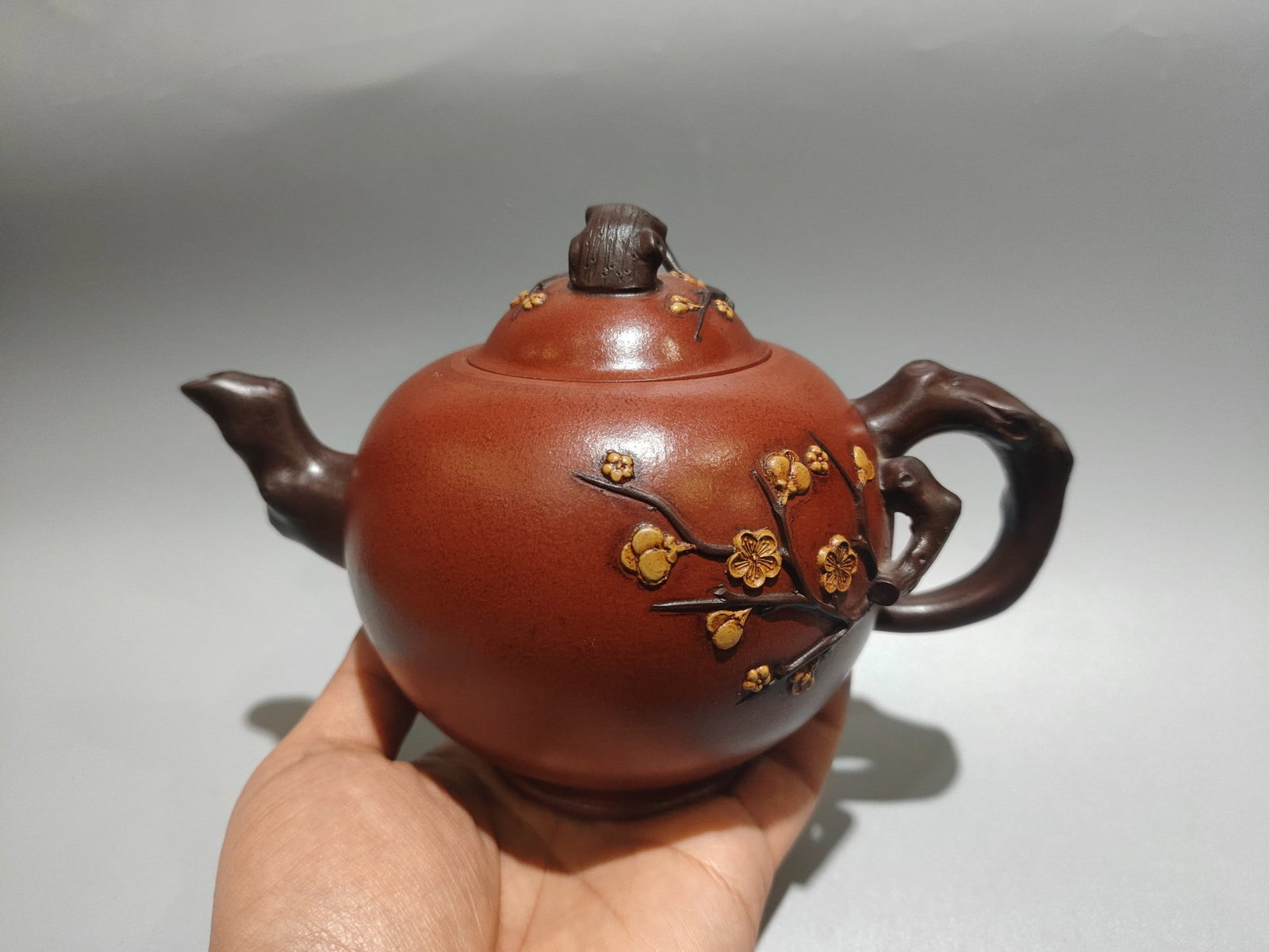 Two-color plum blossom teapot: Product Name: Two-tone Plum Blossom Teapot (Lower Style) Brand: Wang Yinxian Size: 19 x 12 cm Capacity: 360cc Clay: Original Red Clay Provenance:Private collection, Liverpool, The United Kingdom. We h