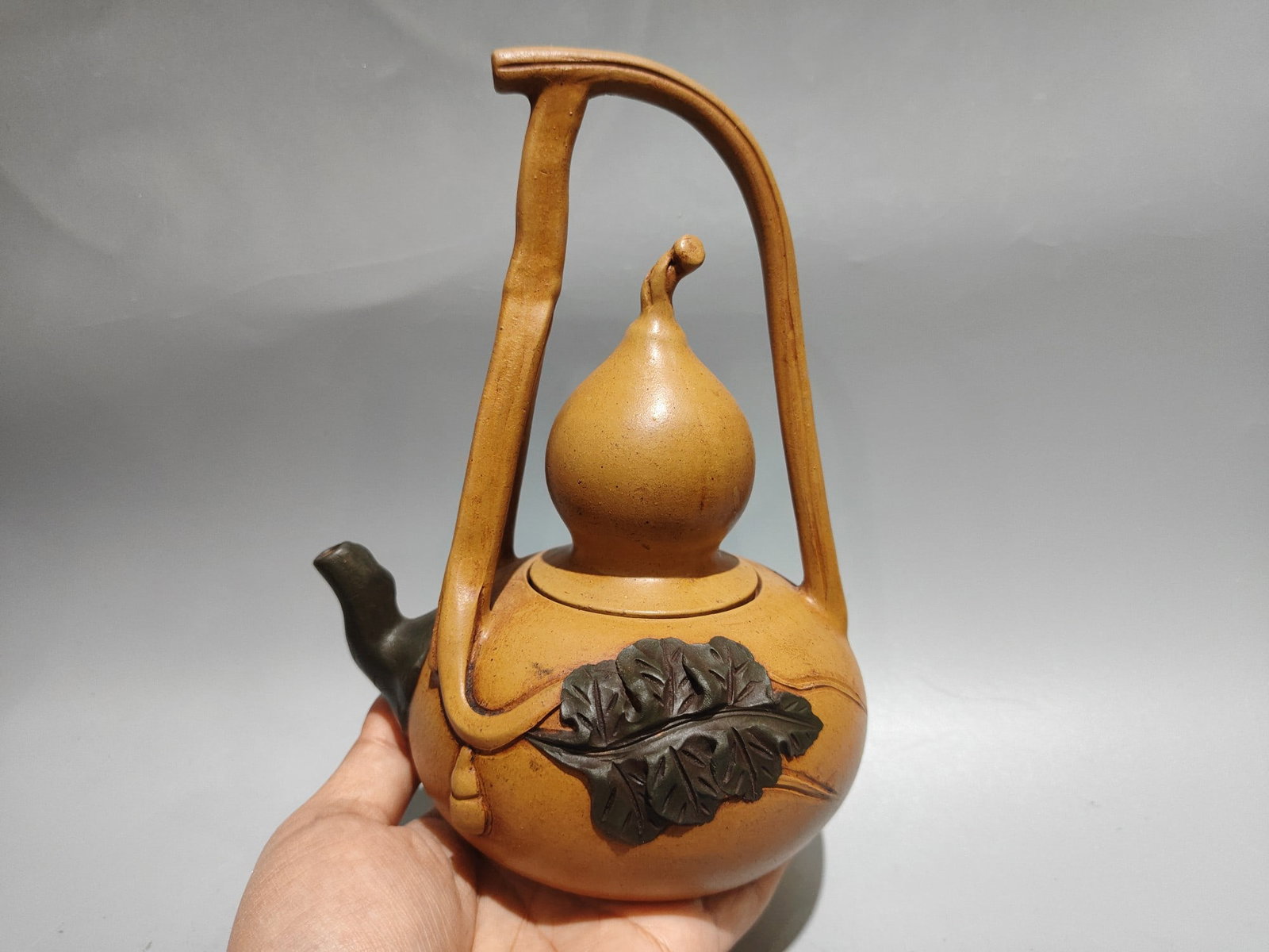 Gourd-shaped teapot with handle (1 of 9)