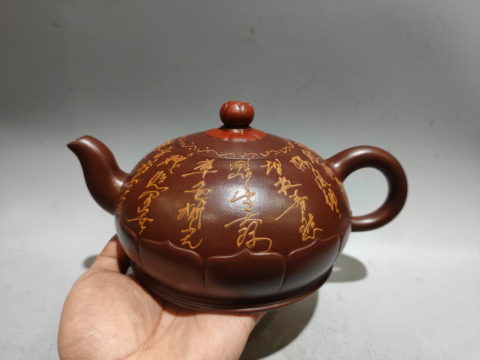 Lotus-shaped Palace Lantern Teapot with Engraving: Product Name: Lotus Palace Lantern Teapot with Engraved Inscription; Bottom Mark: Gu Jingzhou; Size: 22/1cm; Capacity: 600cc; Clay: Original Old Purple Clay Provenance:Private collection, Liverpool, T