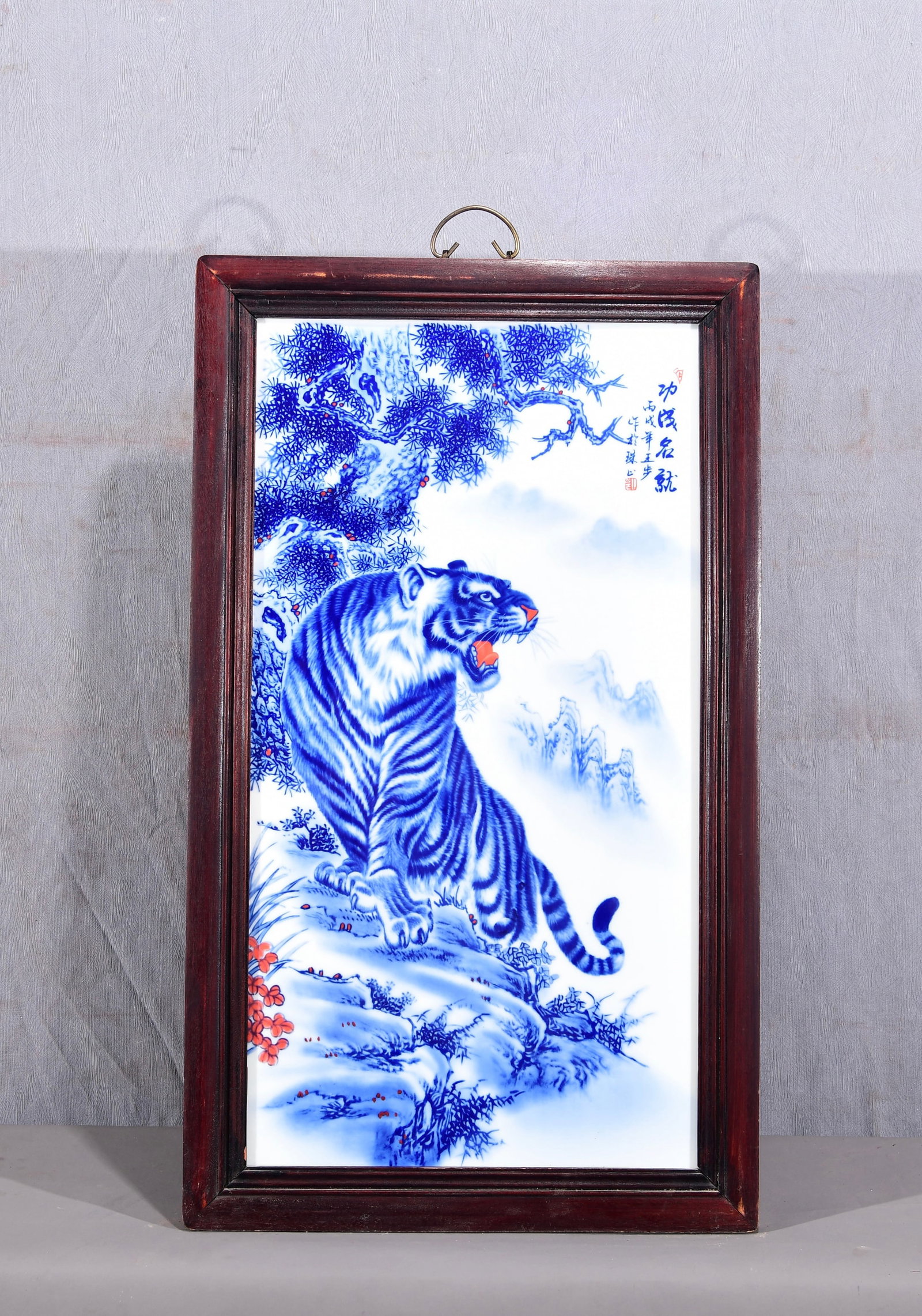 Appreciation of the works of Wang Bu, the "King of Blue and White Porcelain"! A vertical hanging: Appreciation of the works of Wang Bu, the "King of Blue and White Porcelain"! A vertical hanging screen with a blue and white underglaze red porcelain plaque inlaid in a rosewood frame! "Success and F