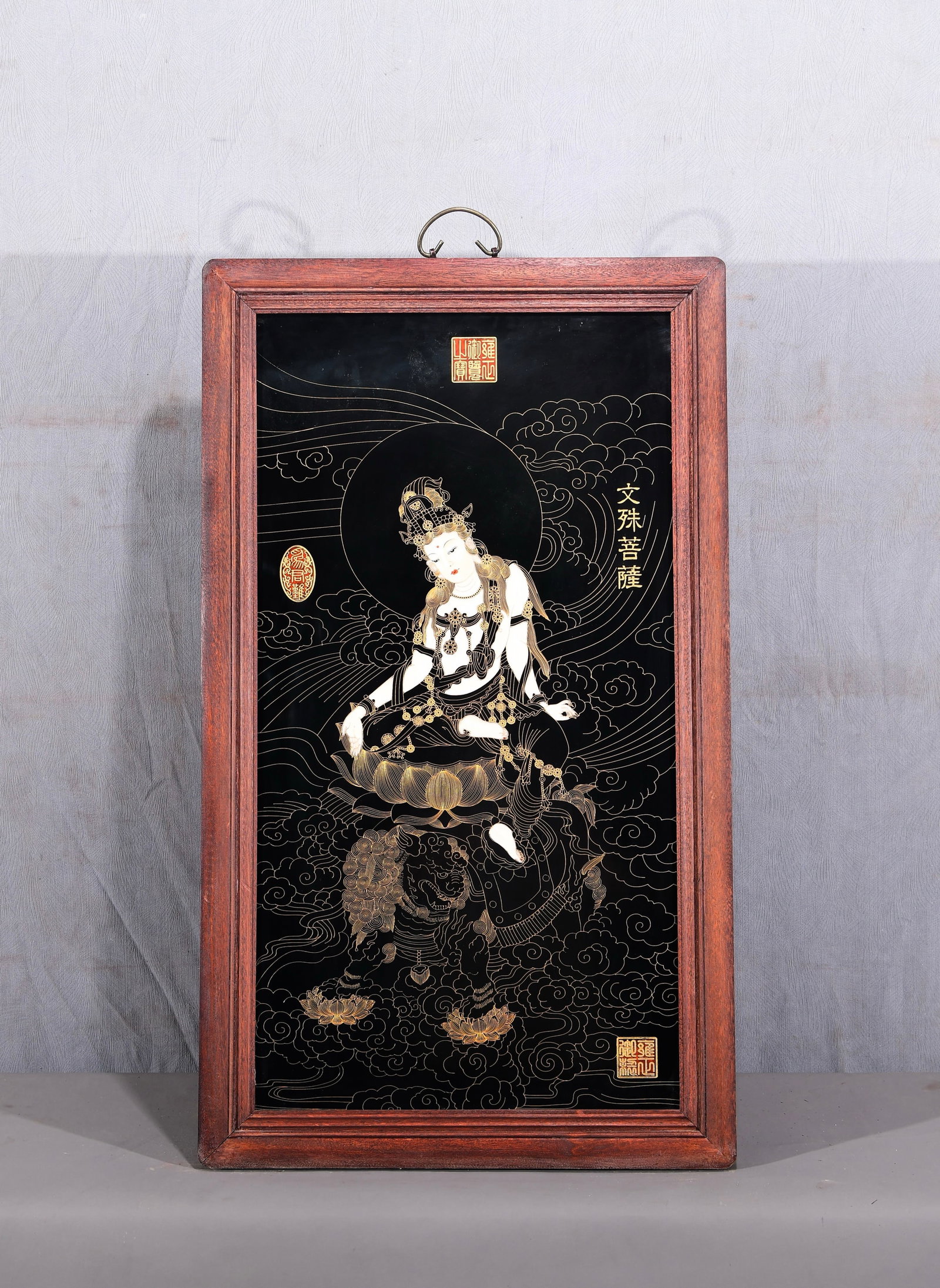 Imperial order of the Qianlong Emperor! A redwood framed, black-background, gold-wire inlaid: Imperial order of the Qianlong Emperor! A redwood framed, black-background, gold-wire inlaid Thangka Bodhisattva porcelain plaque hanging screen! "Manjushri Bodhisattva" Dimensions: Height 90cm, Width