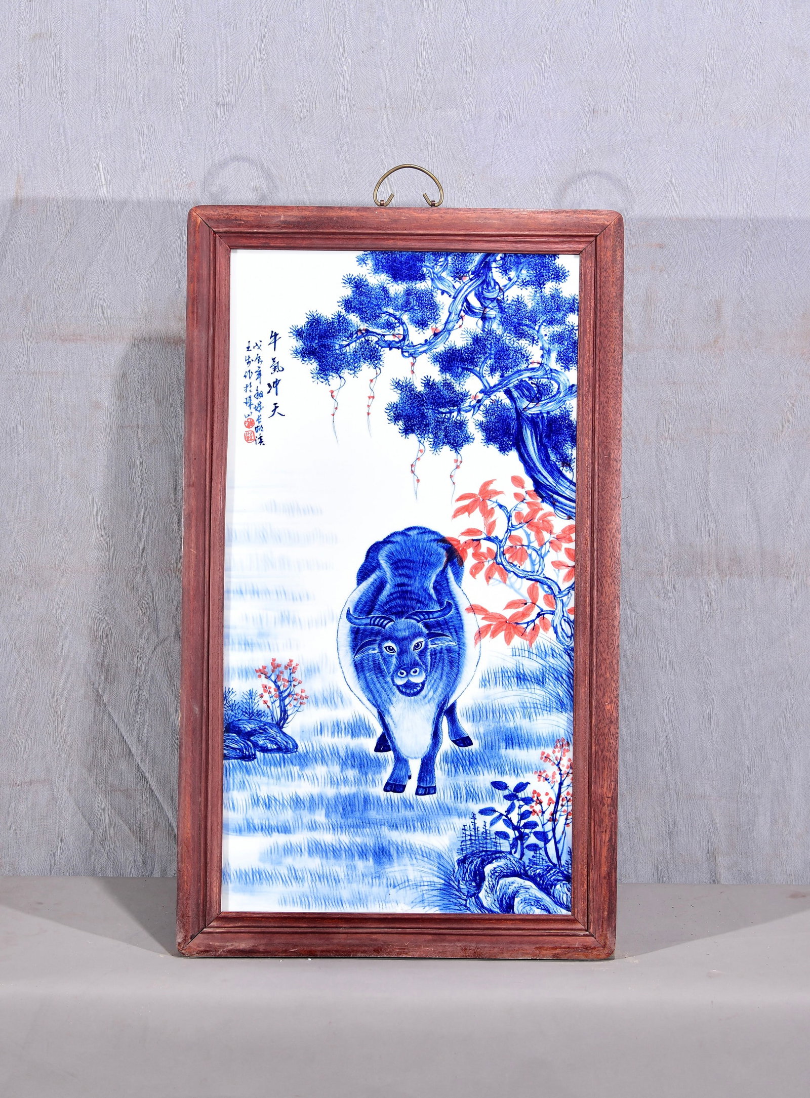 Appreciation of the works of Wang Bu, the "King of Blue and White Porcelain"! A vertical hanging: Appreciation of the works of Wang Bu, the "King of Blue and White Porcelain"! A vertical hanging screen with a hand-painted blue and white underglaze red porcelain plaque in a rosewood frame! "Soaring