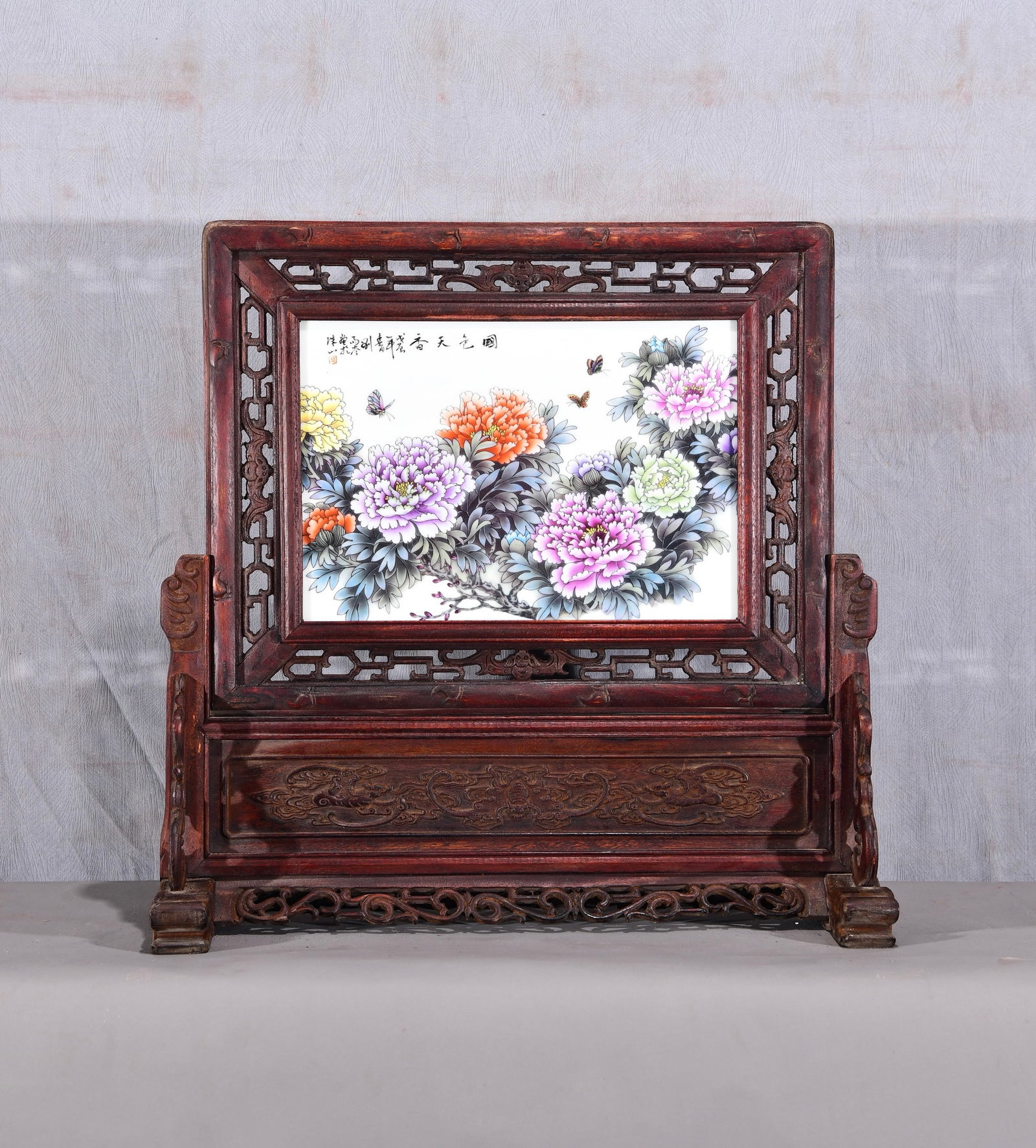 Appreciation of the works of Liu Yucen, one of the Eight Friends of Zhushan! A horizontal hanging: Appreciation of the work of Liu Yucen, one of the Eight Friends of Zhushan! A horizontal hanging screen with a famille rose porcelain plaque depicting flowers and birds in a rosewood openwork carved f