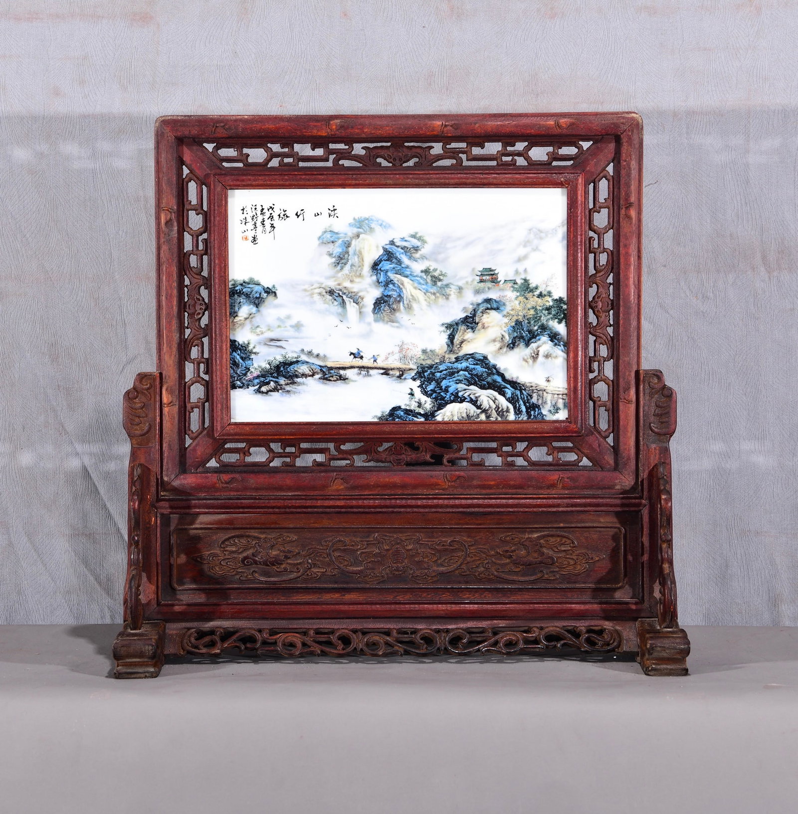 Appreciation of the works of Wang Yeting, one of the Eight Friends of Zhushan! A horizontal hanging: Appreciation of the work of Wang Yeting, one of the Eight Friends of Zhushan! A horizontal hanging screen with a landscape porcelain plaque inlaid in iron-red lacquer and a carved rosewood frame! "Tra