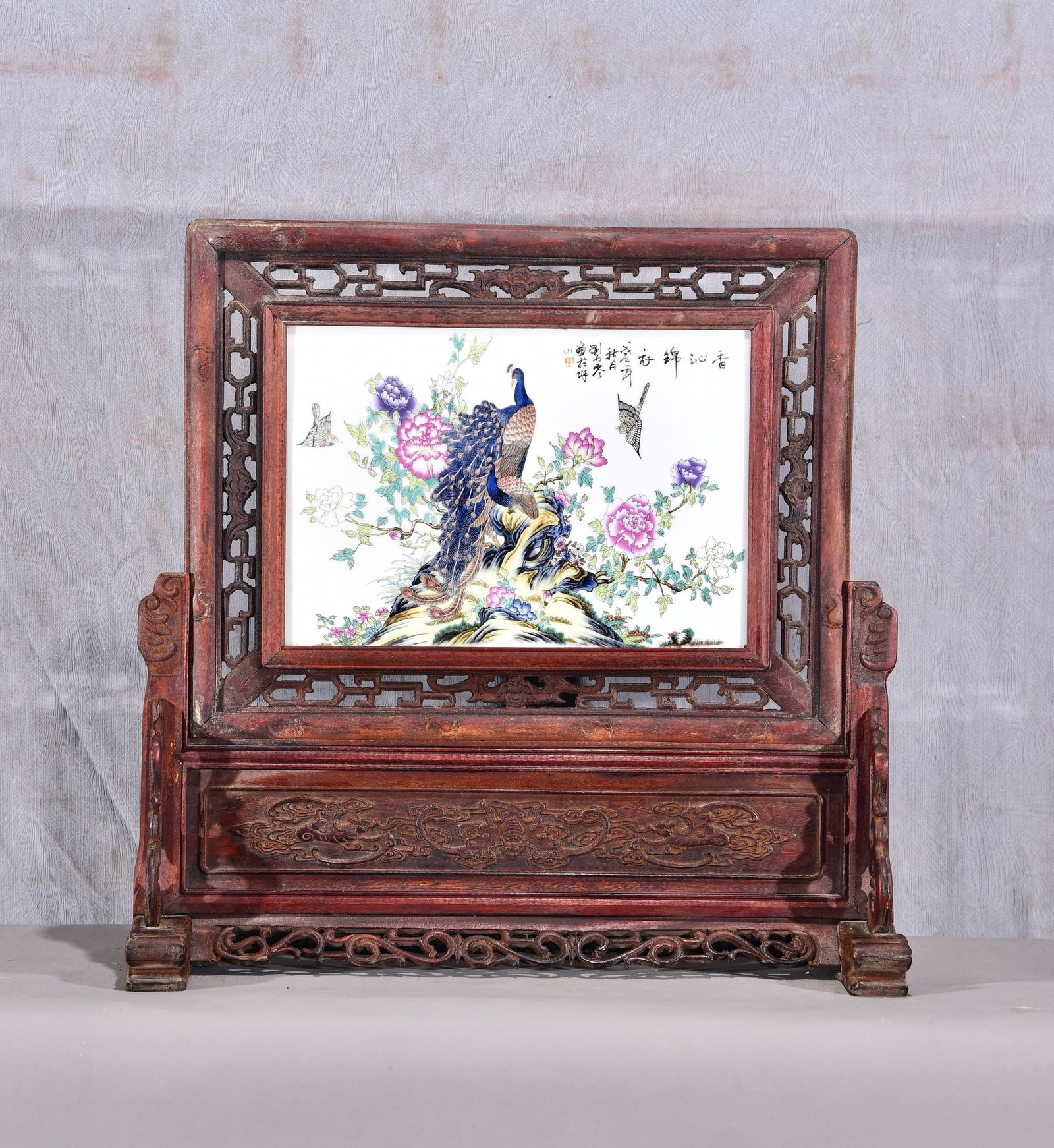 Appreciation of the works of Liu Yucen, one of the Eight Friends of Zhushan! A horizontal hanging: Appreciation of the works of Liu Yucen, one of the Eight Friends of Zhushan! A horizontal hanging screen with a famille rose porcelain plaque depicting flowers and birds in a rosewood openwork carved 