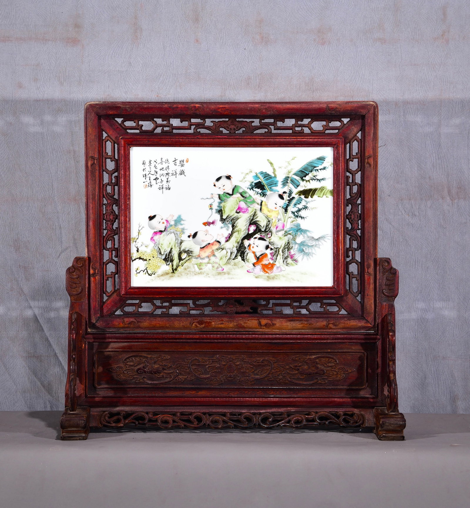 Appreciation of the works of Wang Qi, one of the Eight Friends of Zhushan! A horizontal hanging: Appreciation of the work of Wang Qi, one of the Eight Friends of Zhushan! A horizontal hanging screen with a famille rose porcelain plaque depicting figures in a rosewood openwork carved frame! "Auspi