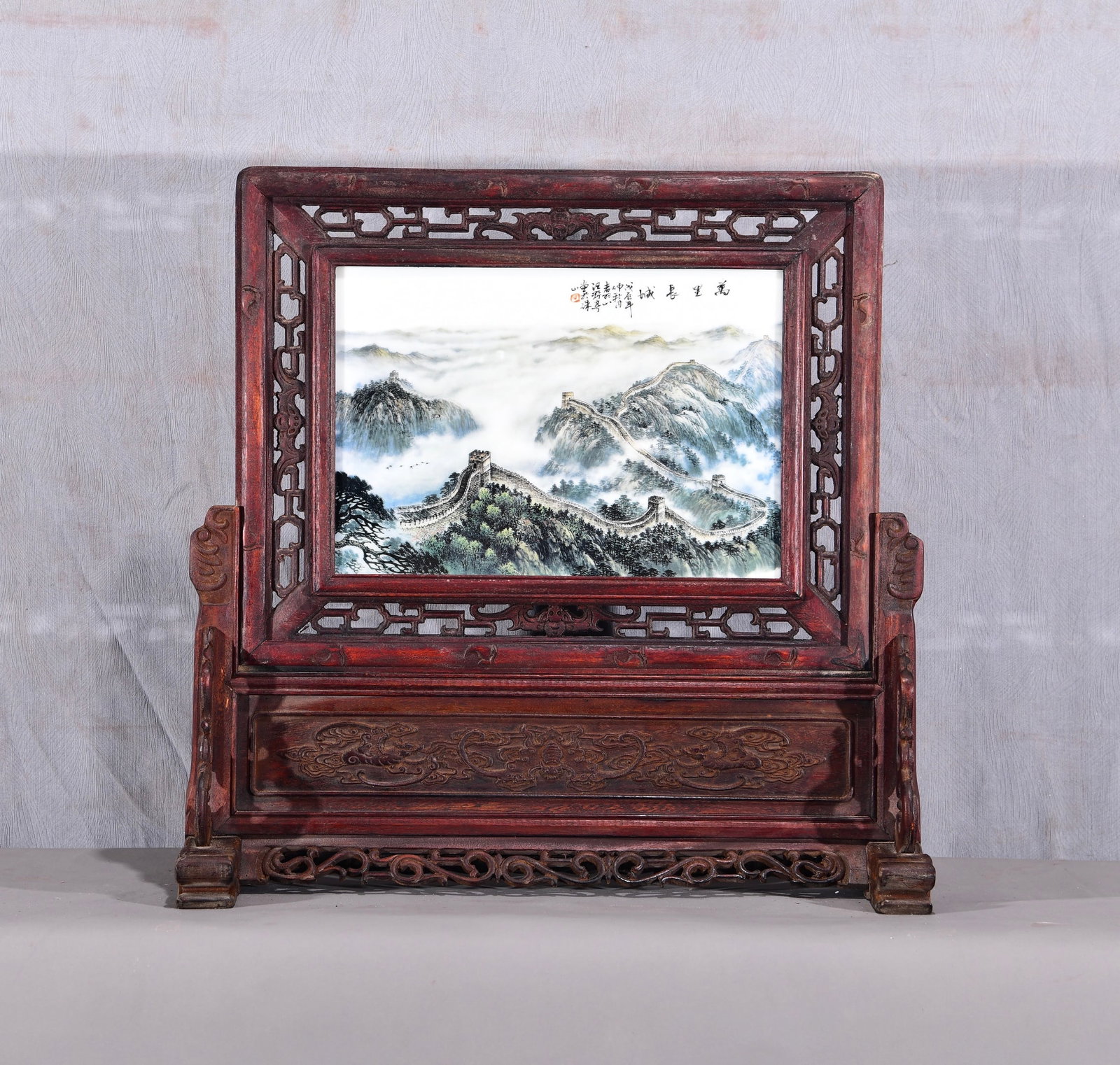 Appreciation of the works of Wang Yeting, one of the Eight Friends of Zhushan! A horizontal hanging: Appreciation of the work of Wang Yeting, one of the Eight Friends of Zhushan! A horizontal hanging screen with a landscape porcelain plaque inlaid in iron-red lacquer and a carved rosewood frame! "The