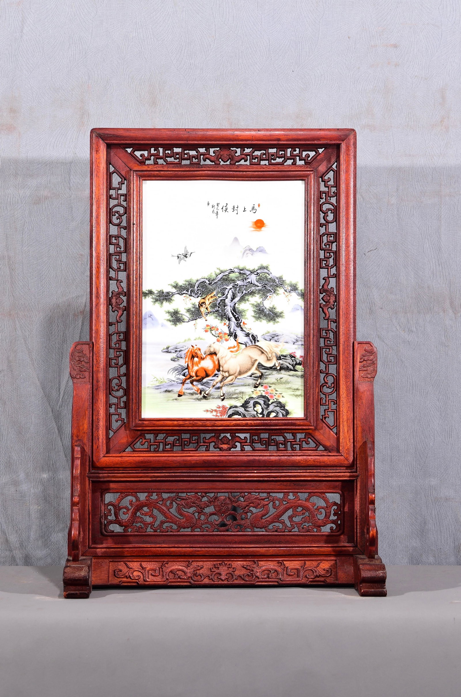 Exquisite! A vertical table screen with a mahogany openwork frame and inlaid with a famille rose (1 of 8)