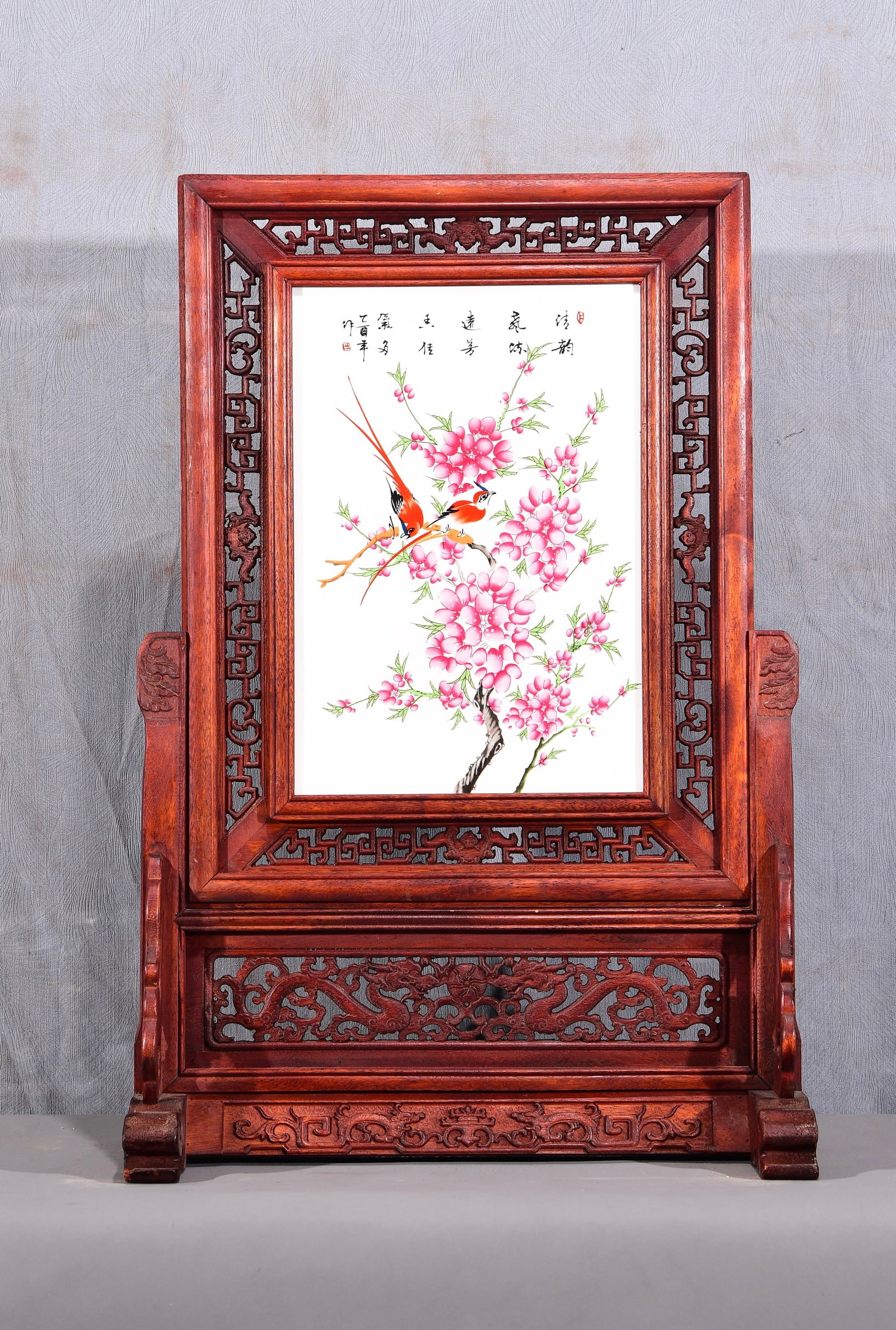 Exquisite! A vertical table screen with a famille rose porcelain panel depicting flowers and birds: Exquisite! A vertical table screen with a famille rose porcelain painting of flowers and birds in a mahogany openwork frame! "Joyful Occasion" Dimensions: Height 67cm, Width 47cm Provenance:Private co