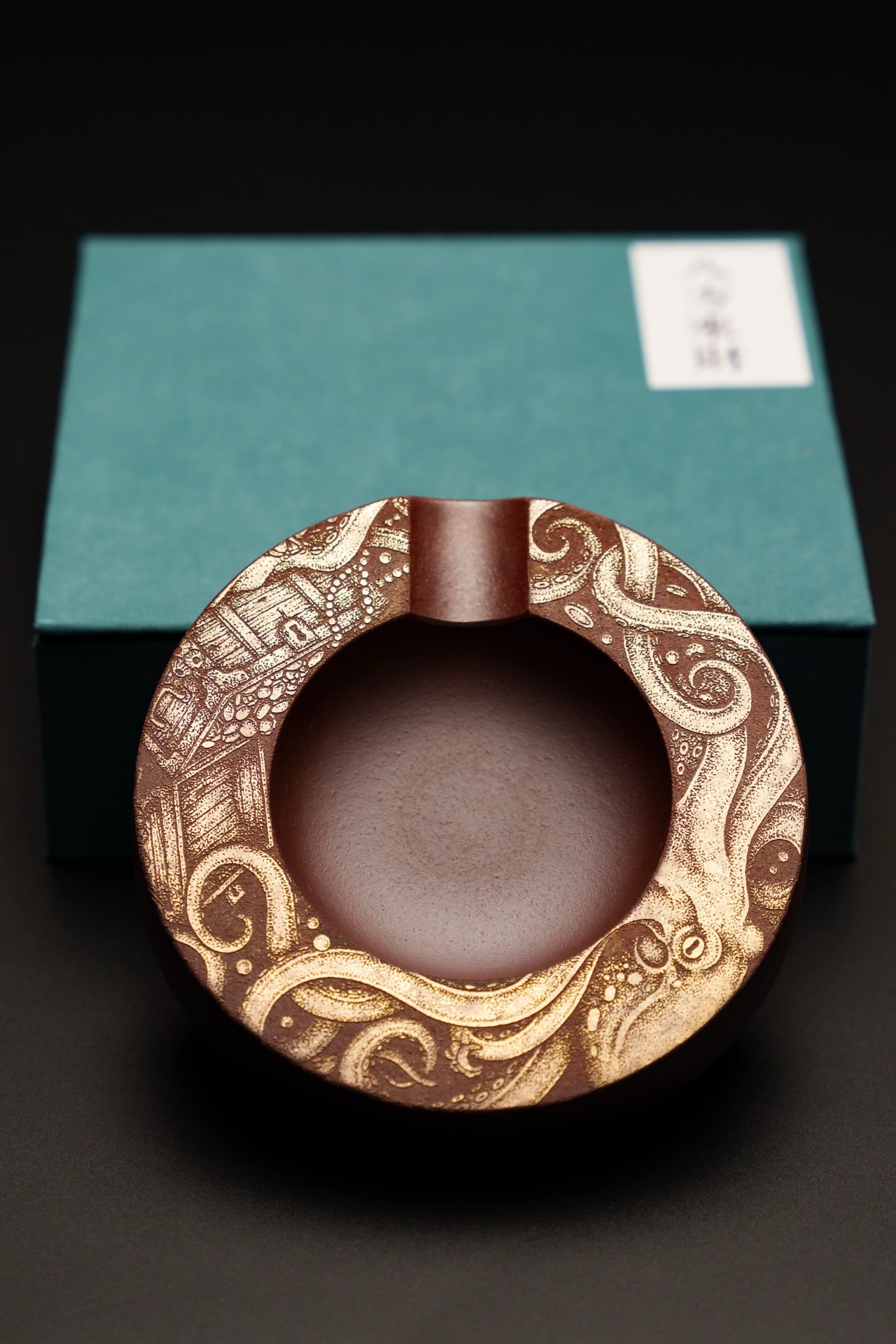 Snow ashtray X Ashtray X Kettle holder: Snow-shaped ashtray x Ashtray x Teapot stand, 13.8cm in diameter. Made of purple clay, high-temperature reduction firing, with a rich gold-plated finish. Hand-painted with gold for good fortune,