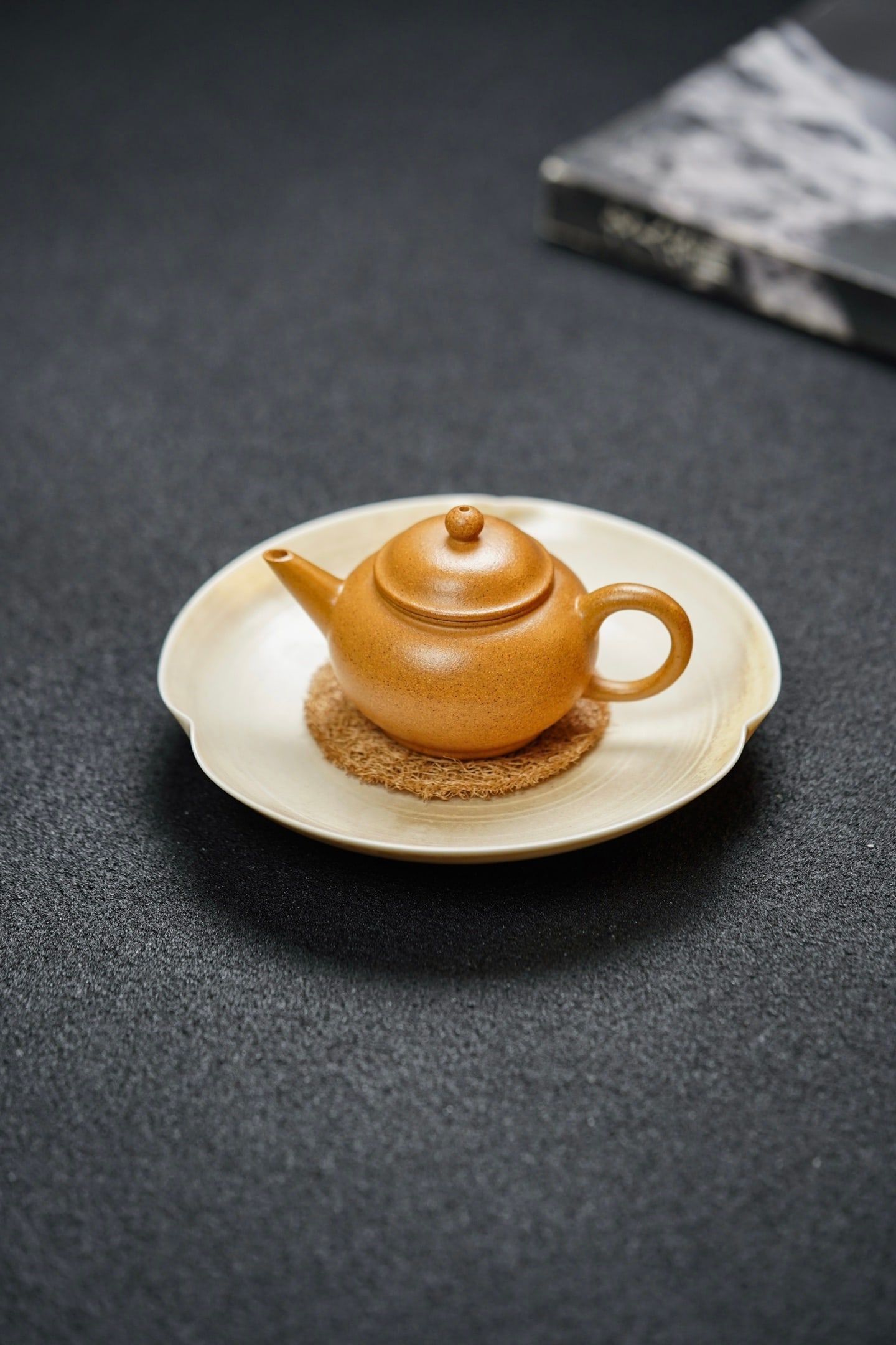 Small level X Mugu plaything: The Xiaoxiaopingxing X Mugu 90cc premium golden-section tea is a must-have for tea lovers, offering a smooth and refreshing brew that fits comfortably in the hand. Provenance:Private collection, Manch
