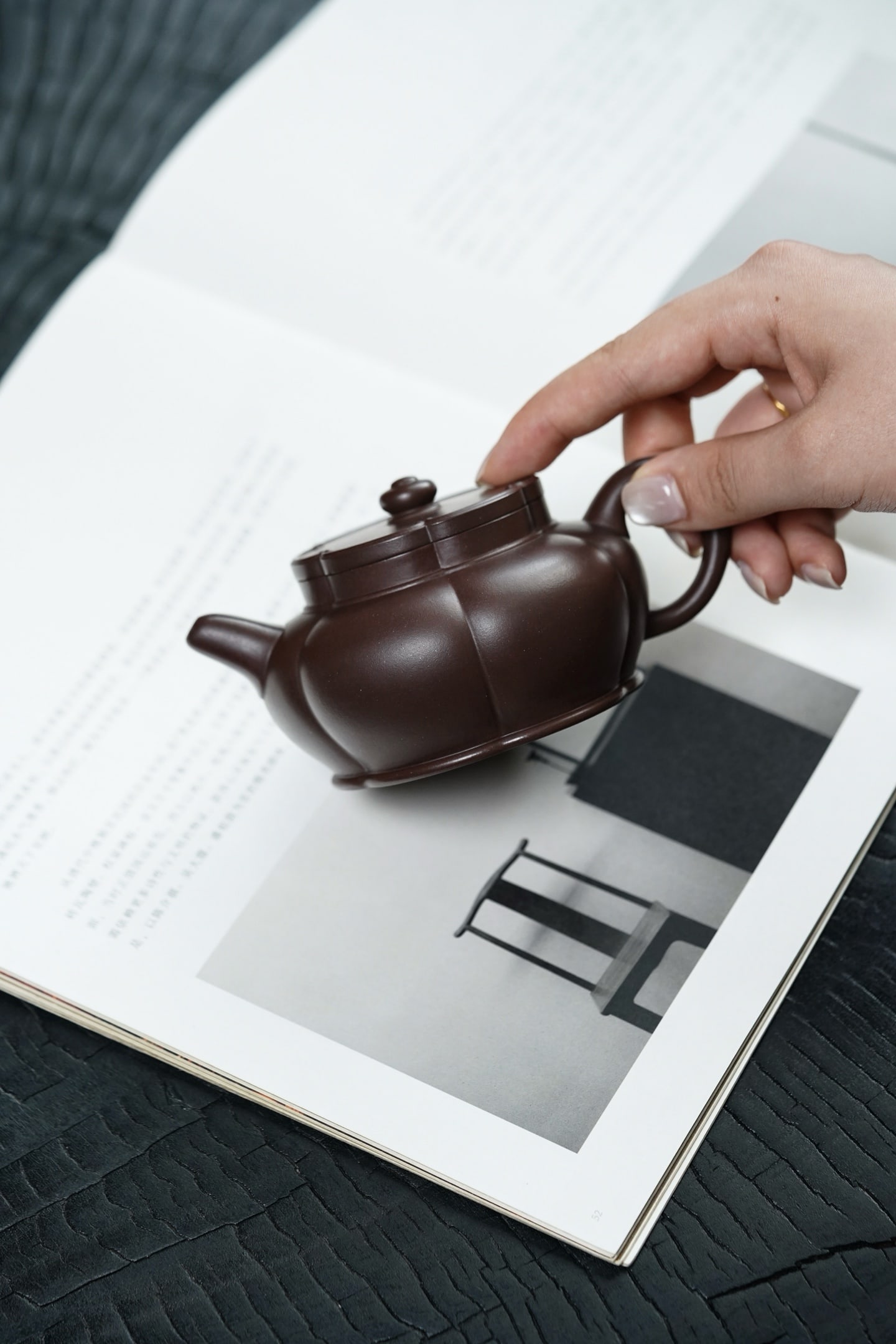 Wuji II Style X Ruyi Begonia X Premium: Wuji II Style X Ruyi Begonia X Premium 180cc Teapot Made from Exquisite Old Purple Clay, with an antique and lustrous texture, elegant and luxurious shape, diamond-shaped lid, hand-painted Ruyi
