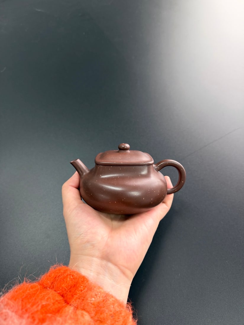 Qiankun X Precision X Light Embryo: Qiankun X Fine Craftsmanship X Lightweight 220cc Top-Grade Old Purple Material Handmade Sand-Layered Teapot: A masterpiece by Master Ma Jinghui, embodying both form and spirit, a clear and elegant geo