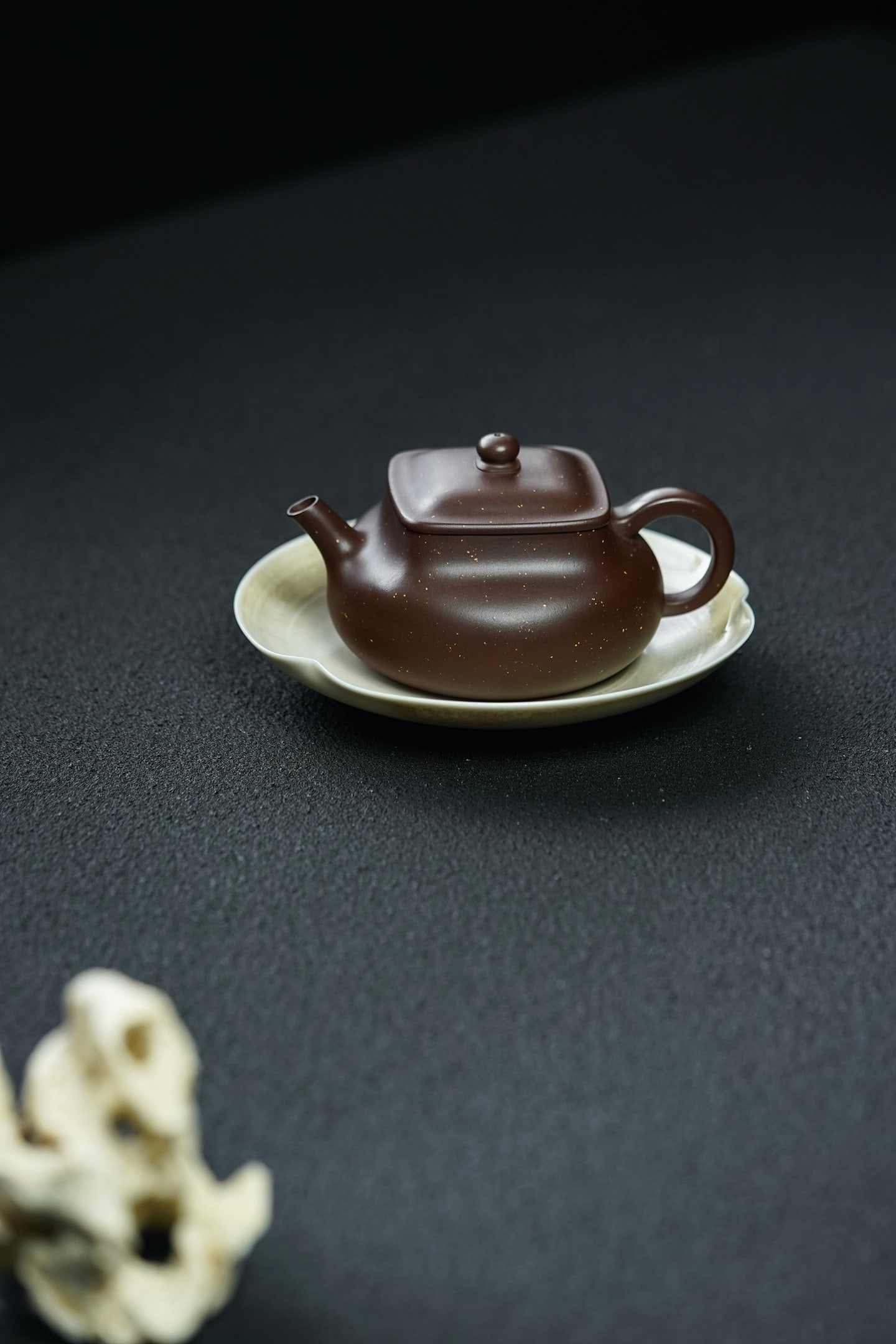 Qiankun X Precision X Light Embryo: Qiankun X Fine Craftsmanship X Lightweight 220cc Top-Grade Old Purple Material Handmade Sand-Layered Teapot: A masterpiece by Master Ma Jinghui, embodying both form and spirit, a clear and elegant geo