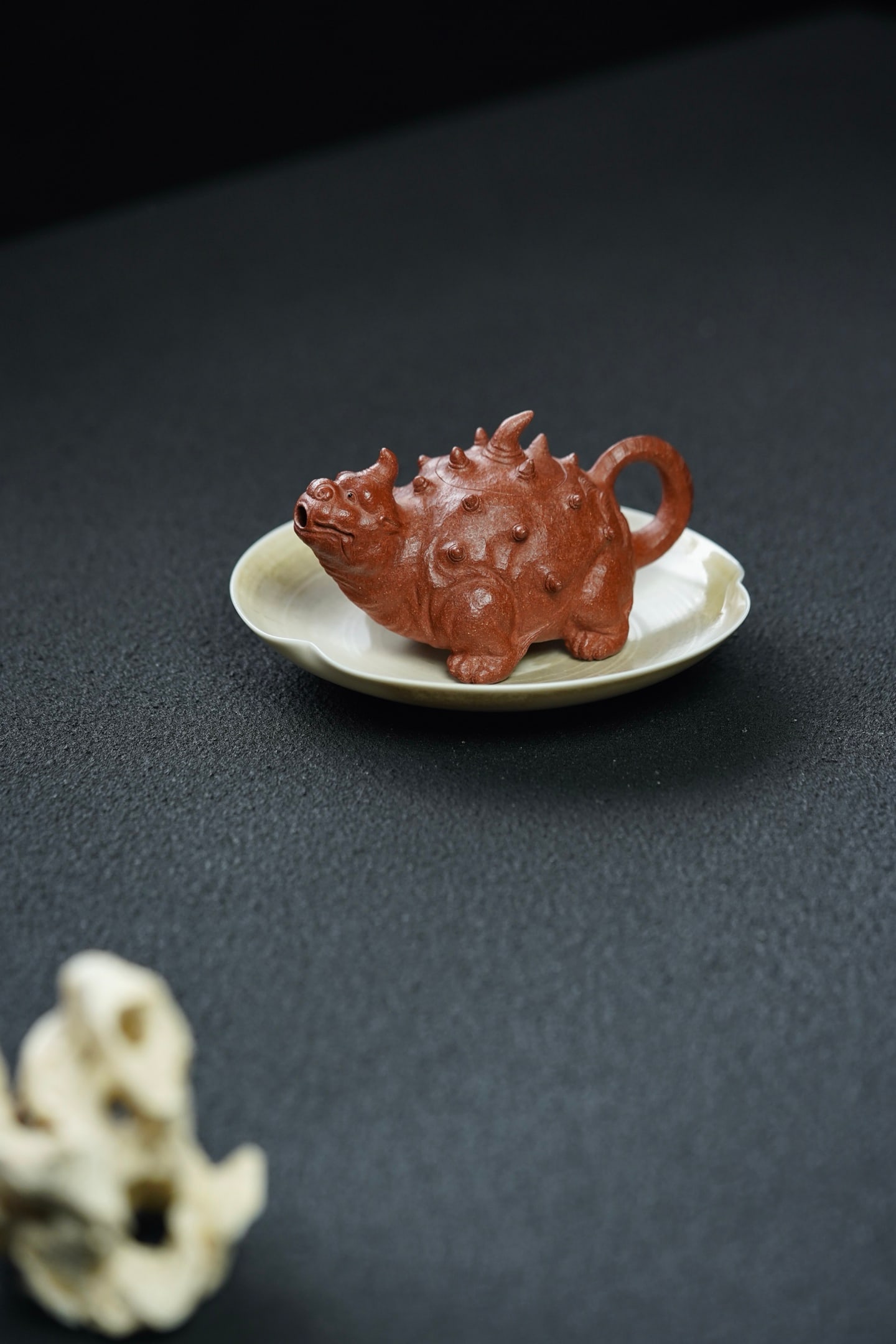 Auspicious Beasts X Light Embryo Precision Engineering: The Auspicious Beast X Lightweight Carving 150cc Teapot is both a teapot and a pet. It is made of top-quality red clay with exquisite details. It symbolizes wealth, protection from evil spirits, good 