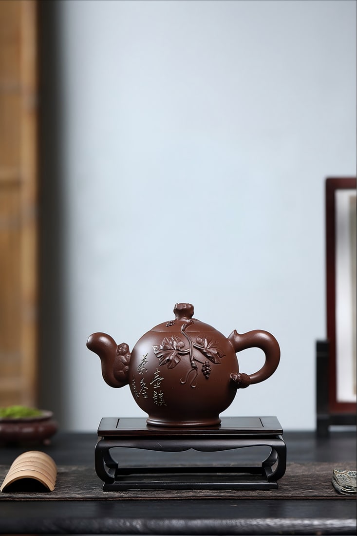 A masterpiece by Gu Shaopei's esteemed student, Senior Craftsman! "Squirrel and Grapes": masterpiece by Gu Shaopei's top apprentice, a senior craftsman! "Squirrel and Grapes" Decoration by Jiang Yaping, a national-level senior arts and crafts master; Li Wei (Jiangsu Provincial Ceramic Art