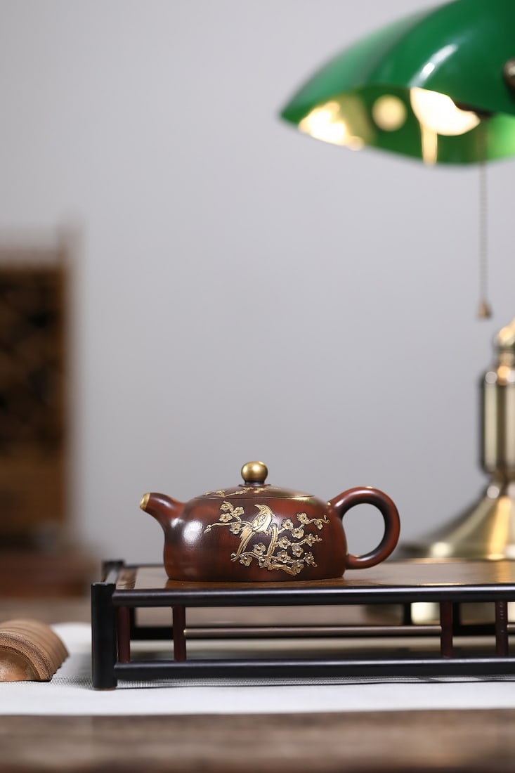 Beautiful teapot recommendation!! "Half Moon": Highly Recommended Teapot!! "Half Moon" - A reduction-fired teapot made of original old purple clay by national-level arts and crafts master Bao Yuhua (gilded finish), 170cc, with a diamond-shaped 9-h