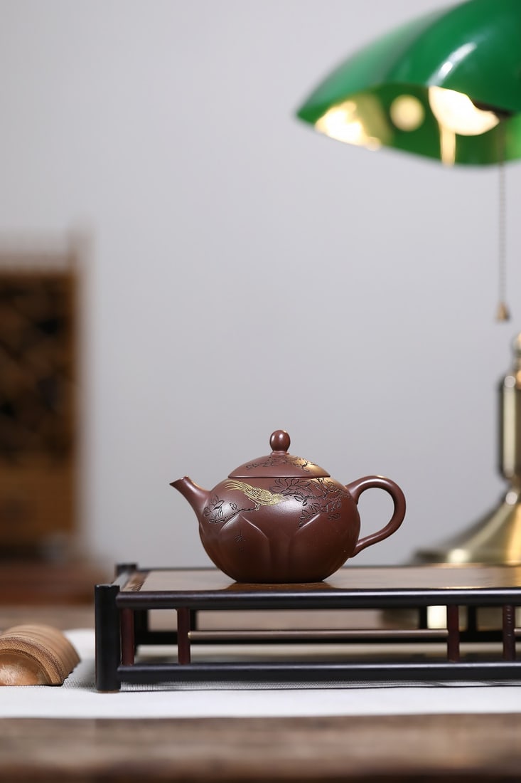 Beautiful teapot recommendation!! "Lotus": Highly Recommended Teapot!! "Lotus" Decorated by Bao Yuhua, National-Level Arts and Crafts Master; Li Wei (Jiangsu Provincial Ceramic Art Master, Senior Professional Title, Professor at Wuxi Academy o