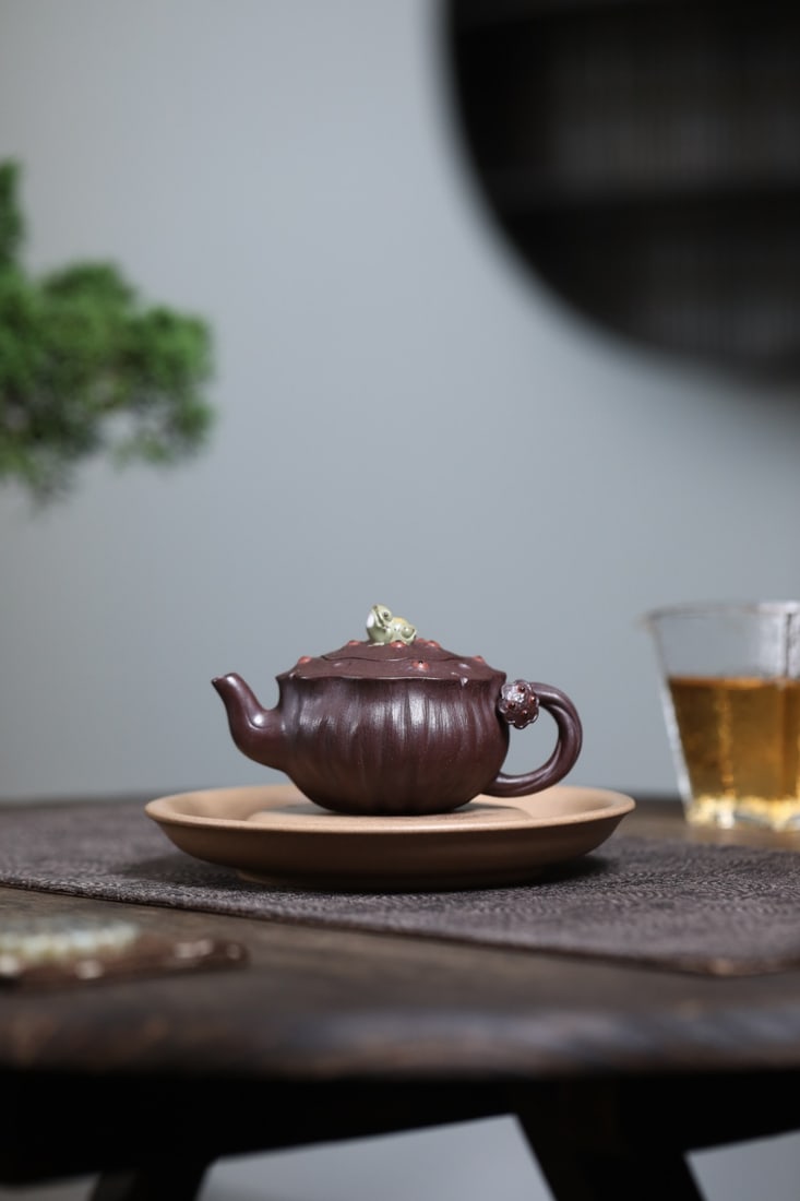Beautiful teapot recommendation!! "Frog and Lotus Seed": Highly Recommended Teapot!! "Frog and Lotus Seed" - Made by Bao Yuhua, a national-level arts and crafts master, using original deep-well old purple clay, 160cc, with a ball-shaped spout. ~This teapot'
