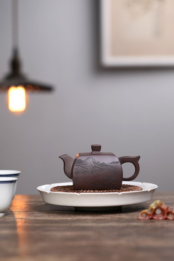 Beautiful teapot recommendation!! "Landscape in All Directions": Highly Recommended Teapot!! "Square Landscape" Decorated by Bao Yuhua, National-Level Arts and Crafts Master; Li Wei (Jiangsu Provincial Ceramic Art Master, Senior Professional Title, Professor at Wux