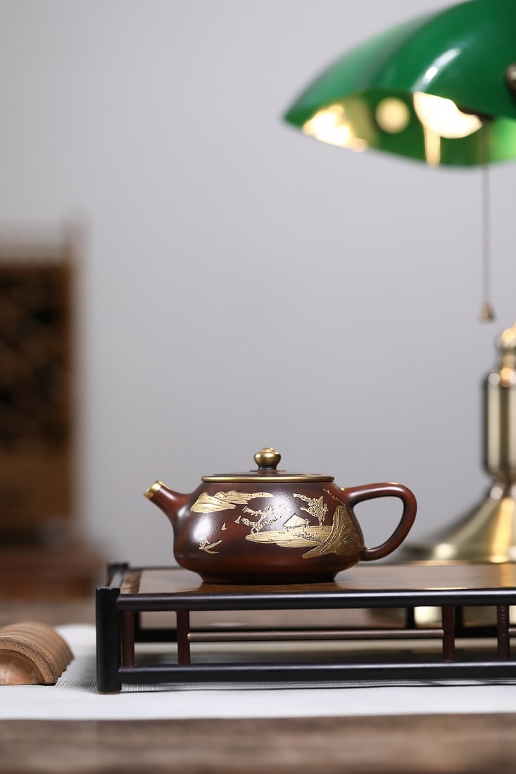 Elegant Gourd: "Elegant Ladle" is a 240cc teapot made from original old purple clay by national-level arts and crafts master Bao Yuhua, using reduction firing (gilding technique). It features a diamond-shaped spout 
