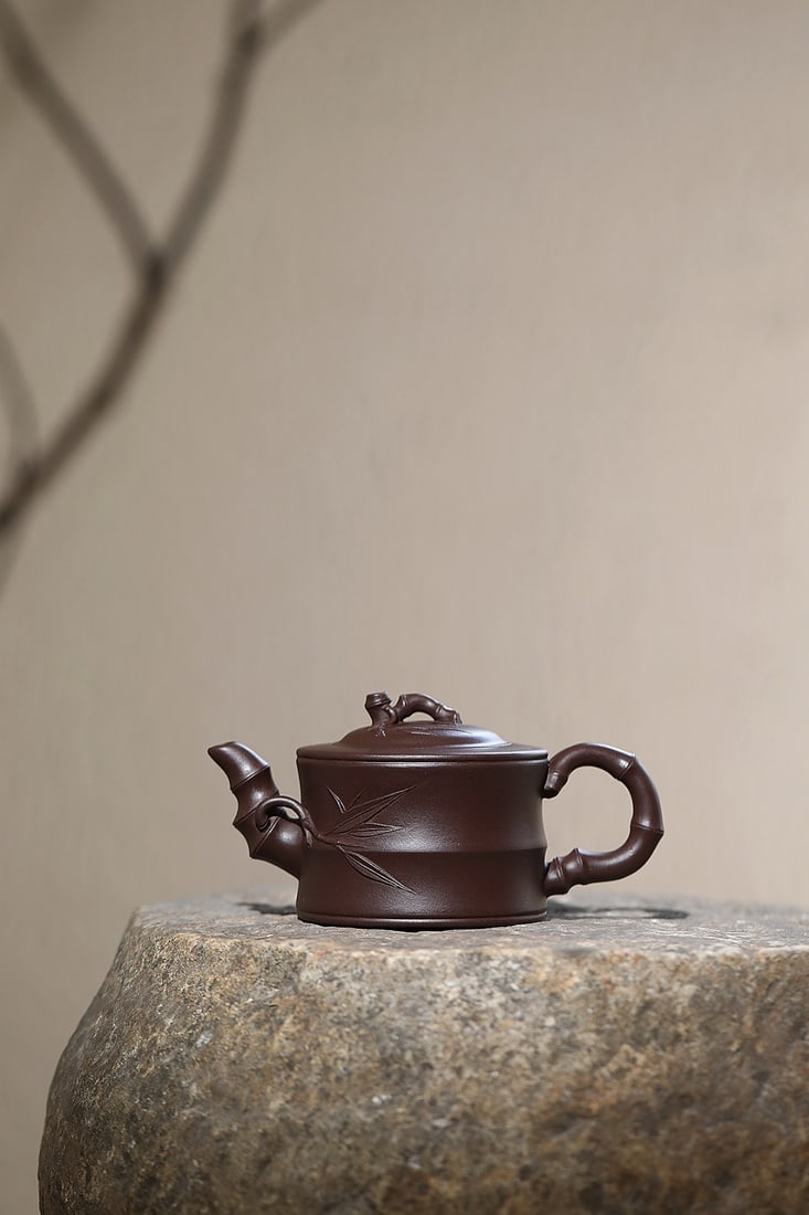 Beautiful teapot recommendation!! Bamboo Segment Teapot: Highly Recommended Teapot!! "Bamboo Section Teapot" by National-Level Arts and Crafts Master Bao Yuhua, made from original deep-well old purple clay, 270cc, with a diamond-shaped 9-hole spout. The tea