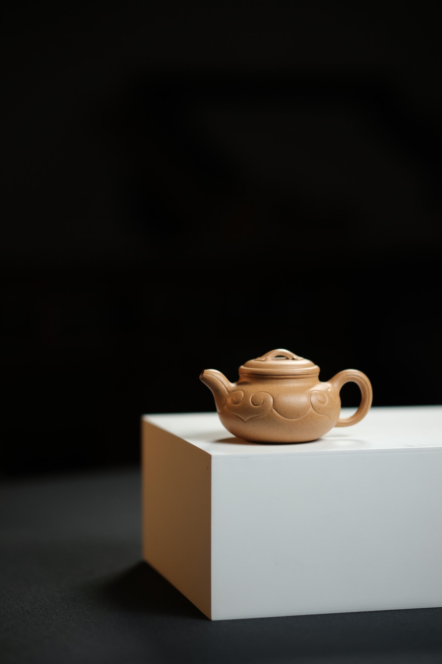 Antique Ruyi: This antique-style Ruyi teapot [Premium Duan Clay Semi-handmade Folk Style 125cc] is an innovative evolution of the traditional antique-style teapot. The body is decorated with Ruyi patterns,