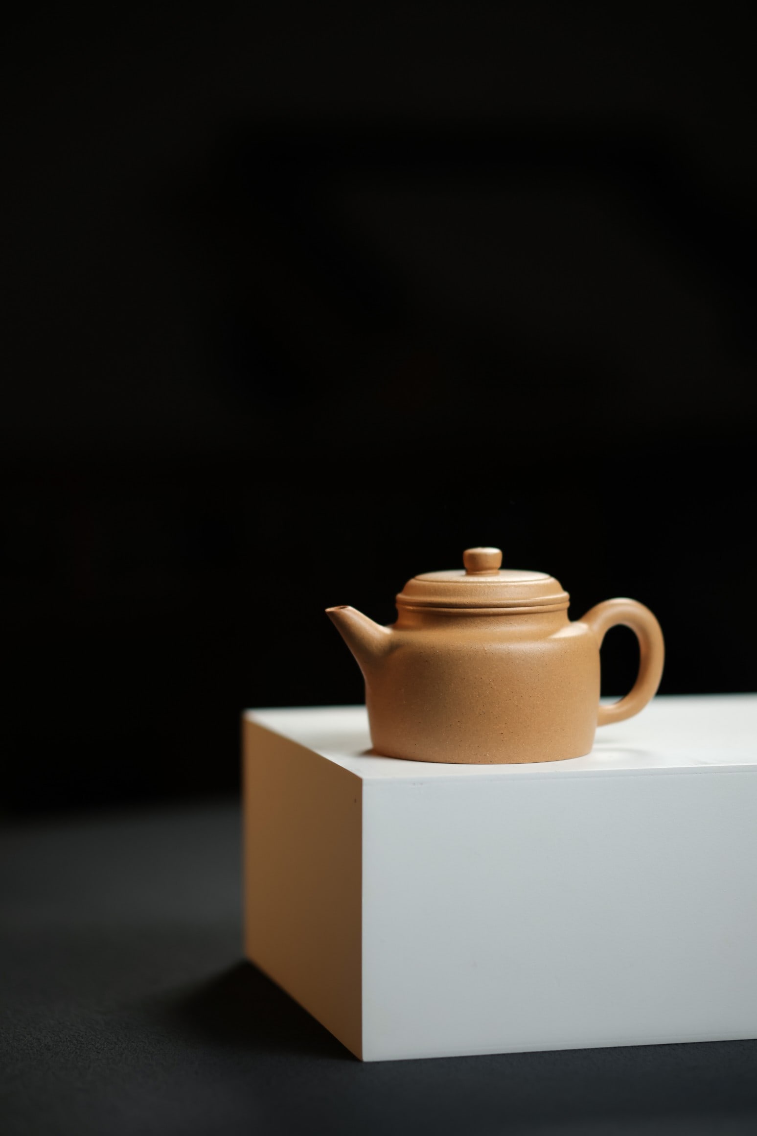 Sword Flow Dezhong: Sword-Style Dezhong Teapot [Traditional Handmade X Semi-Handmade X Premium Duan Clay X 200cc X Work by a Talented Folk Artist.] The Dezhong teapot is known as the "gentleman among teapots,"