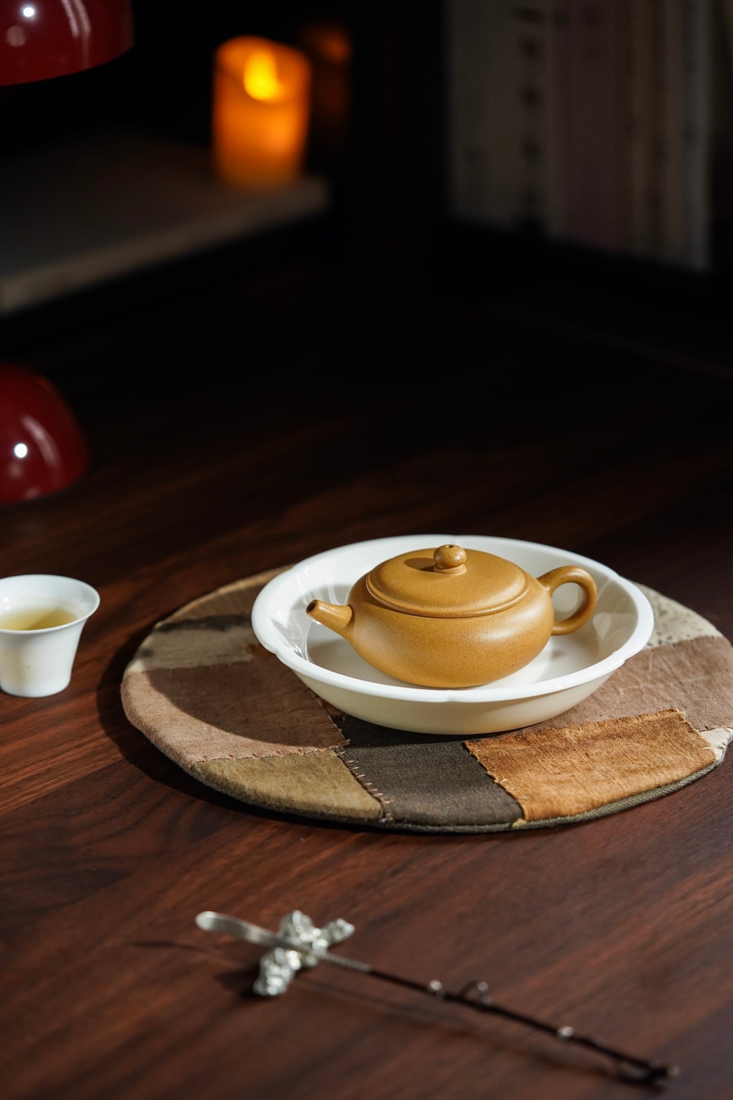 Mugu X Ming X Xiangyutang X Zhixiru Style Flat Round Pot: Mugu X Ming X Xiangyutang X Zhixiru style flat round teapot, original ore, top quality, golden section, lustrous, with a rich, aged flavor, wide mouth design, inward-pushing ball hole, straight tube,