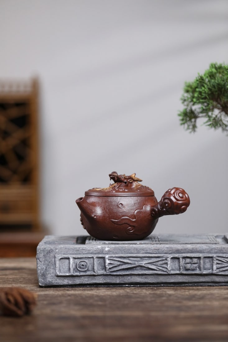 Highly recommended teapot!! "Auspicious Dragon Tang Feather": Highly Recommended Teapot!! "Auspicious Dragon and Tang Feathers" - Made by National-Level Arts and Crafts Master Bao Yuhua, using original ore No. 1 factory old purple clay, wood-fired, 260cc, with 1