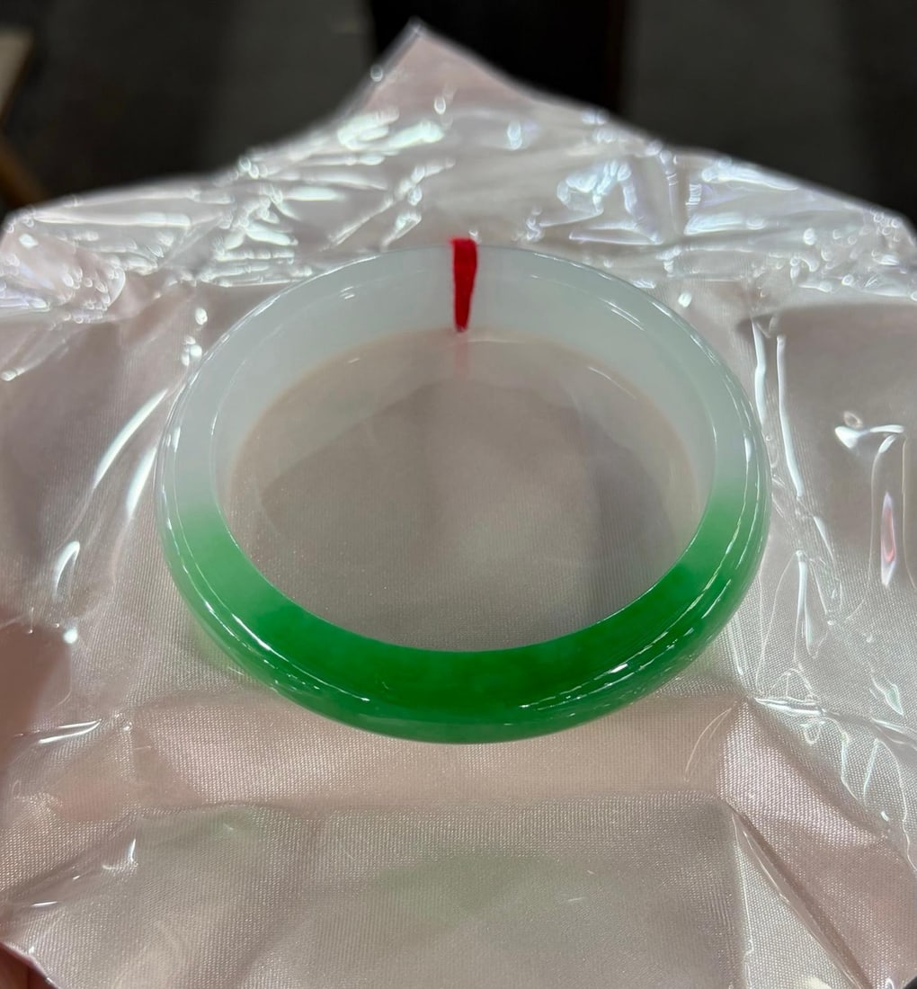 Burmese jadeite bangle, icy green with floating patterns, large size.: [Product Name] (Can be tested under UV light) Burmese Jadeite Icy Green Large Bangle [Remarks] Burmese jadeite, icy type, fine texture, old jade, very beautiful on the wrist, a presentable gift for re