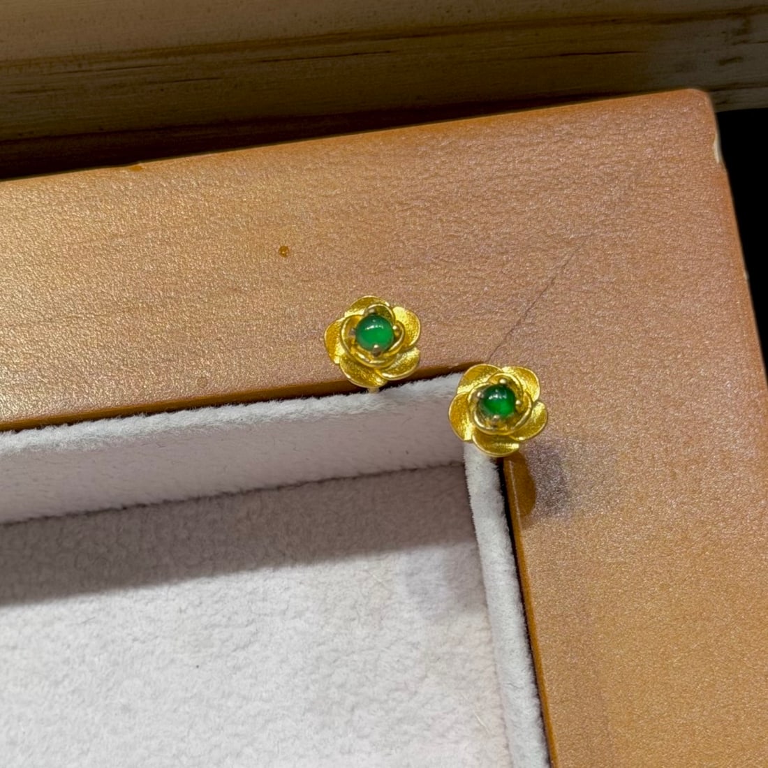 Natural jadeite earrings: Natural jadeite earrings, 925 sterling silver Provenance:Private collection from a professor in University of Oxford. We have an in-house shipping department to ensure your post-purchase processing is
