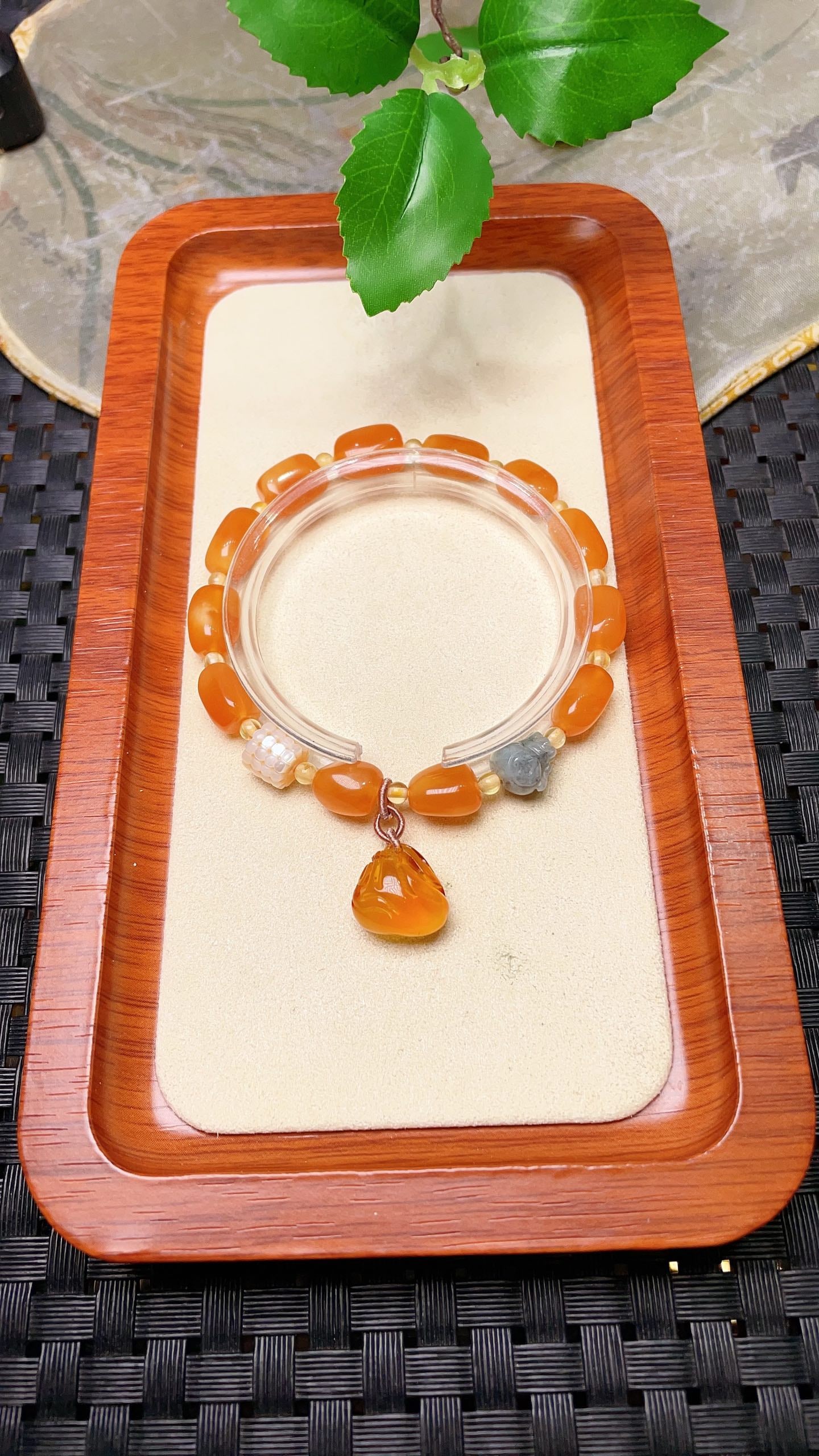 Original handmade custom-made natural amber freeform bracelet, paired with natural pearl barrel: Original handmade custom-made natural amber bracelet with a lustrous sheen, paired with natural pearl barrel beads, a jade coin pouch, and a natural amber coin pouch. Simple, elegant, and versatile. P