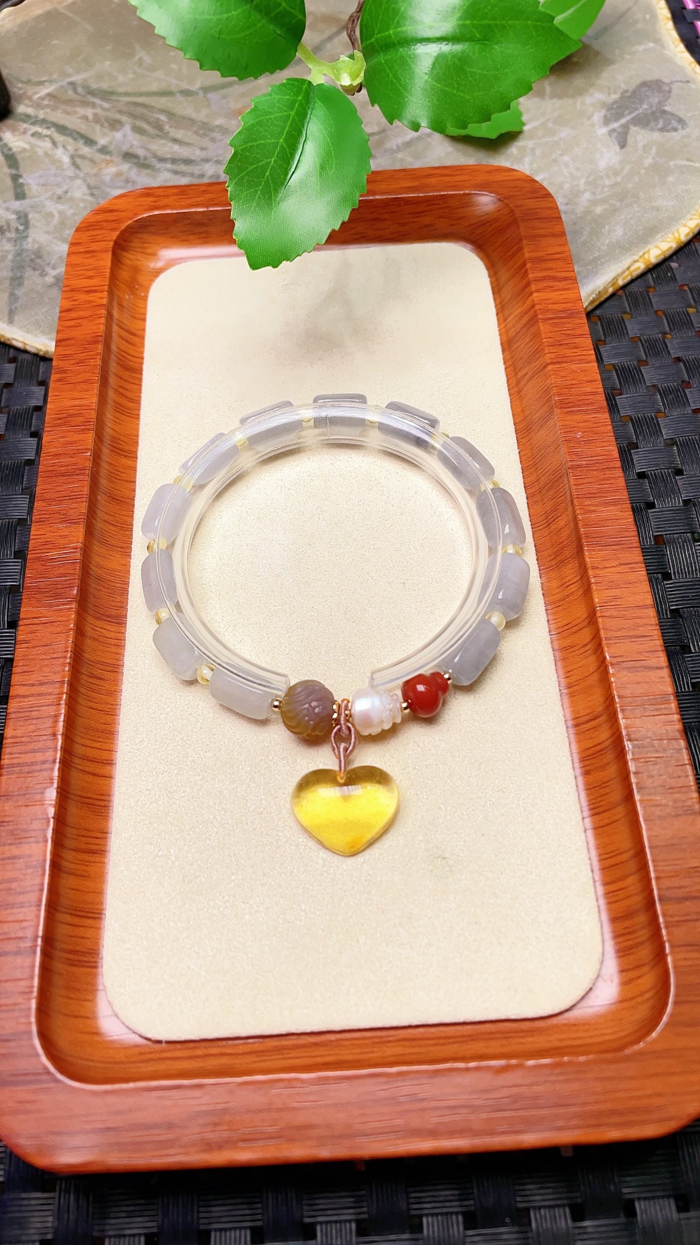 Original handmade custom natural jadeite barrel bead bracelet: Original handmade natural jadeite barrel bead bracelet, with a lustrous color, paired with natural Yanyuan agate lotus beads, a pearl money bag, a red agate vase, and a natural amber heart. Simple, el