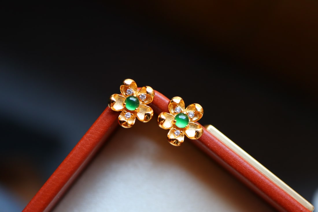 Natural jadeite earrings: Natural jadeite earrings Provenance:Private collection from a professor in University of York. We have an in-house shipping department to ensure your post-purchase processing is as easy as possible. W