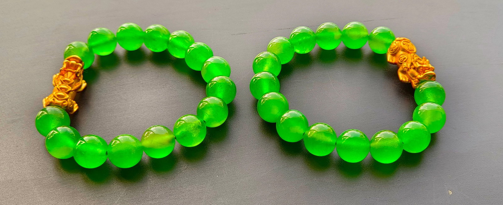 Dragon Stone Imperial Green Jade Pixiu Wealth-Attracting Bracelet: Dragon Stone Type Imperial Green Jadeite Pixiu Bracelet, Excellent Transparency, Super Perfect Provenance:Private collection from a professor in University of York. We have an in-house shipping depart
