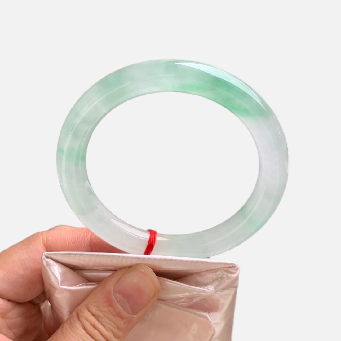 Burmese jadeite icy type with floating green flowers, round jadeite bangle: [Product Name] (Can be tested under UV light) Burmese Jadeite Icy Type with Floating Green Flowers Round Jadeite Bangle [Remarks] Burmese jadeite, icy type, fine texture, old jade, very beautiful on t