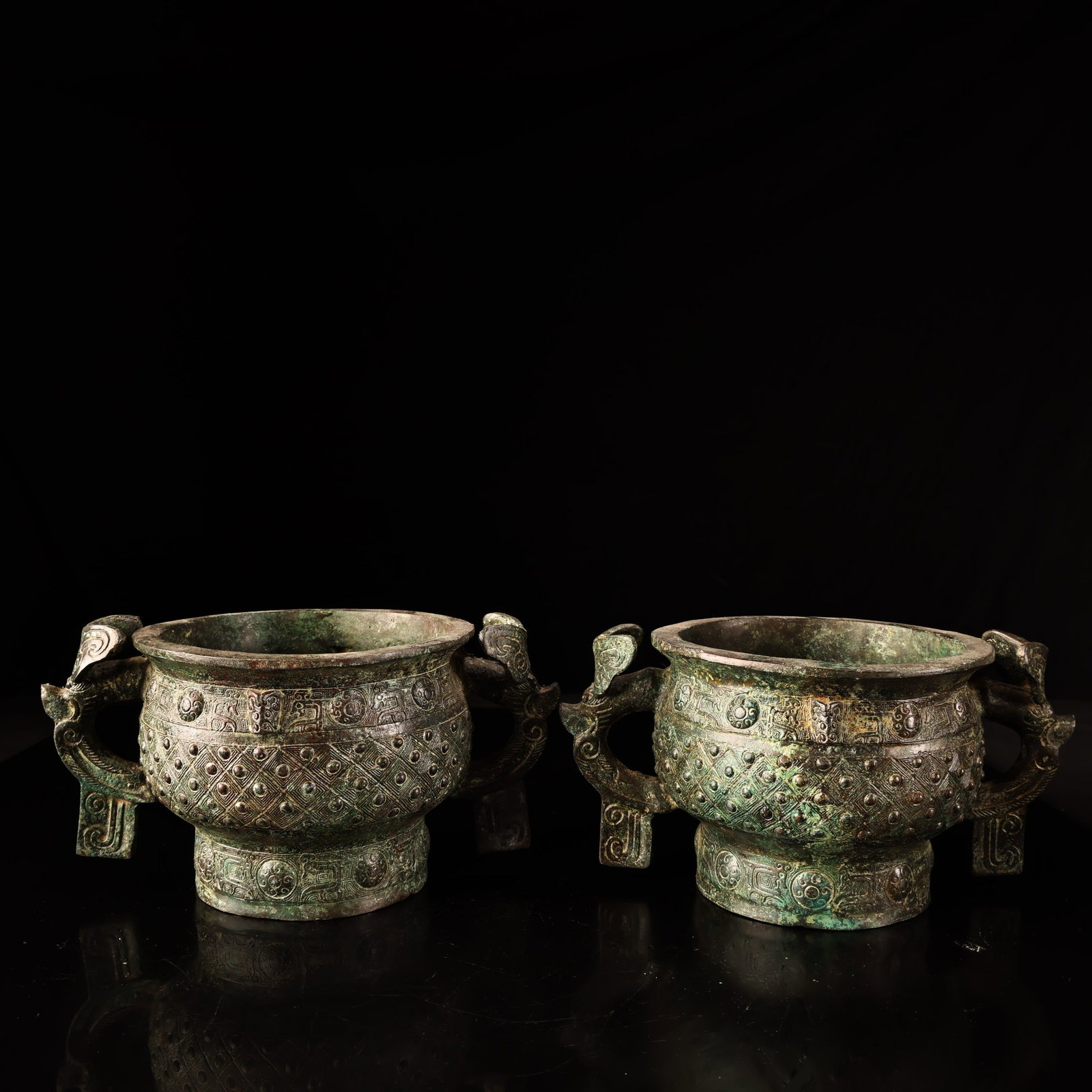 A pair of exquisite bronze round tripods from a rare collection.: This rare bronze ox-shaped palace lamp, from a well-preserved collection, is exquisitely crafted and beautifully designed. It weighs 3800g and measures 36cm in height and 30cm in width. Provenance:Pri